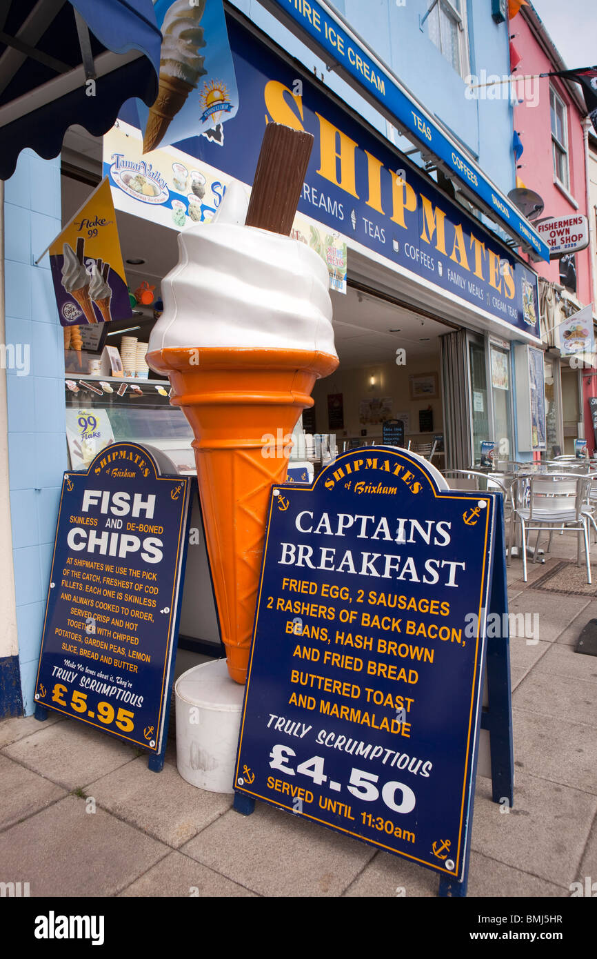 Regno Unito, Inghilterra, Devon, Brixham Harbour, enorme cono gelato al di fuori Shipman takeway del negozio di alimentari Foto Stock