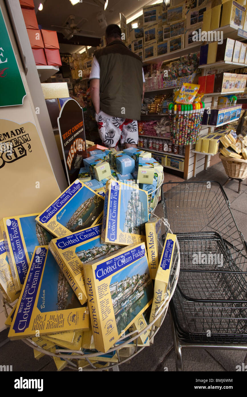 Regno Unito, Inghilterra, Devon, Brixham Harbour, display sul marciapiede al di fuori del negozio di souvenir locali di vendita clotted cream fudge Foto Stock