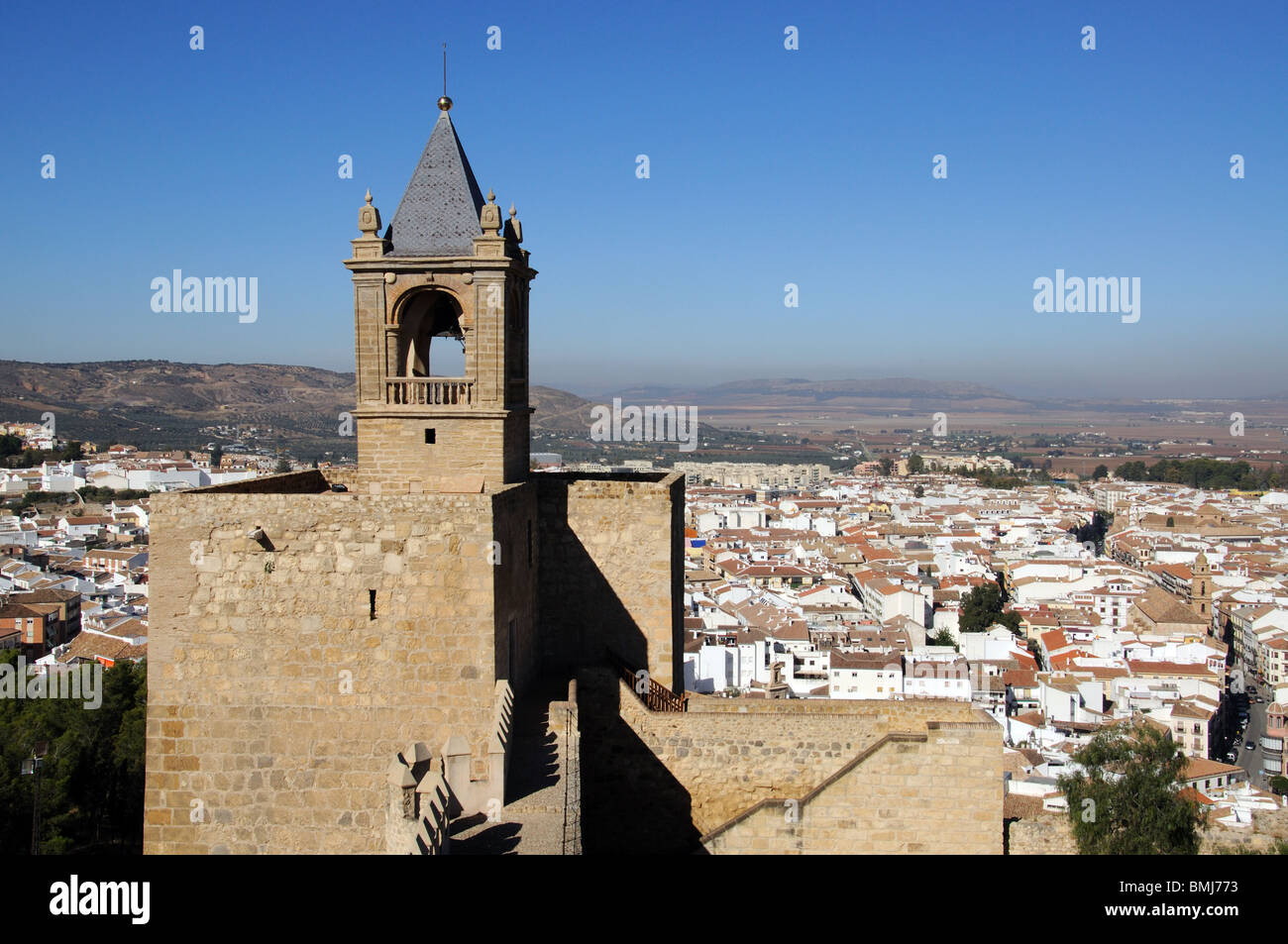 Il castello arabo merlature e torre campanaria, Antequera, provincia di Malaga, Andalusia, Spagna, Europa occidentale. Foto Stock