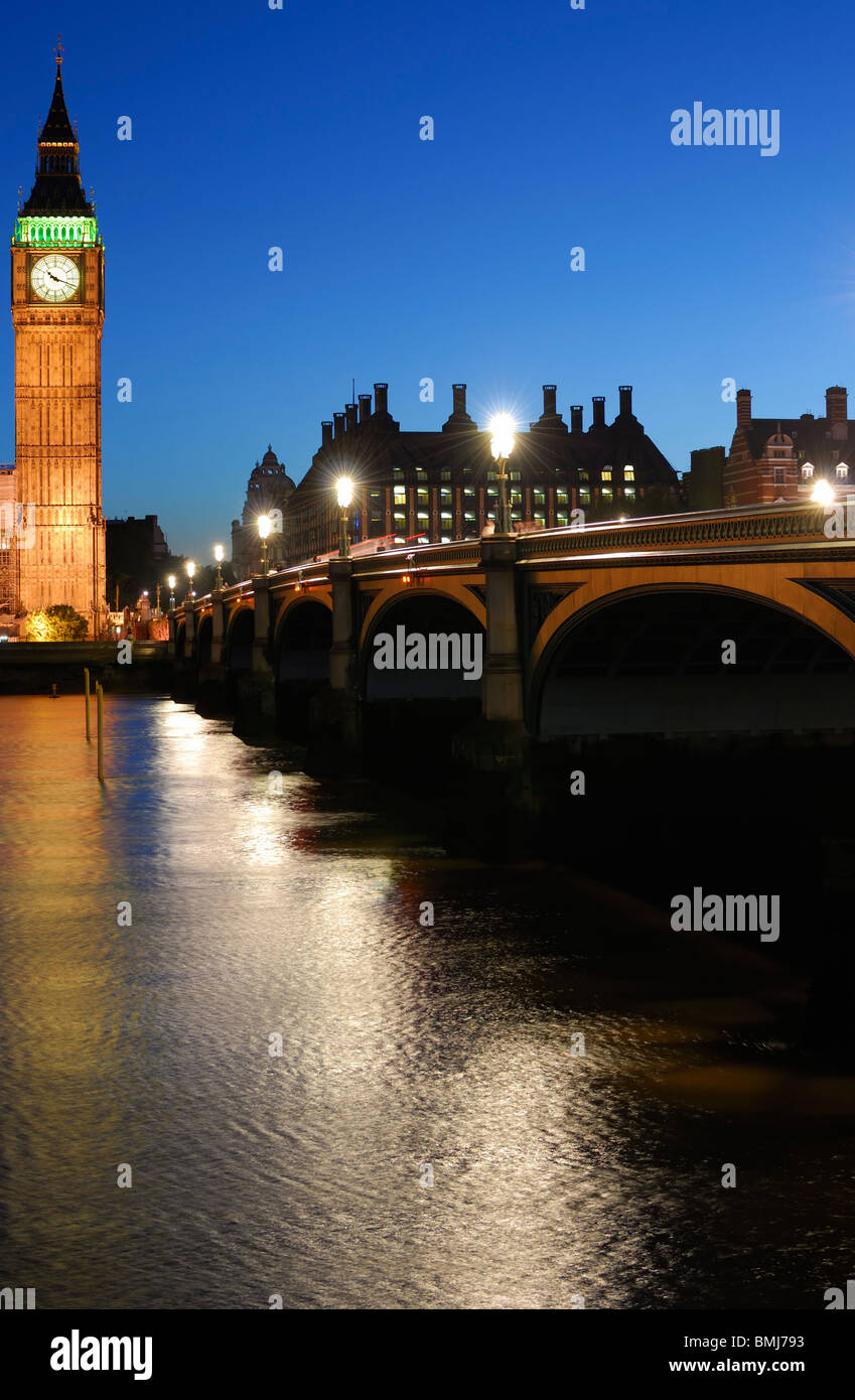 Westminster Bridge e il Big Ben clock tower illuminate al tramonto Foto Stock
