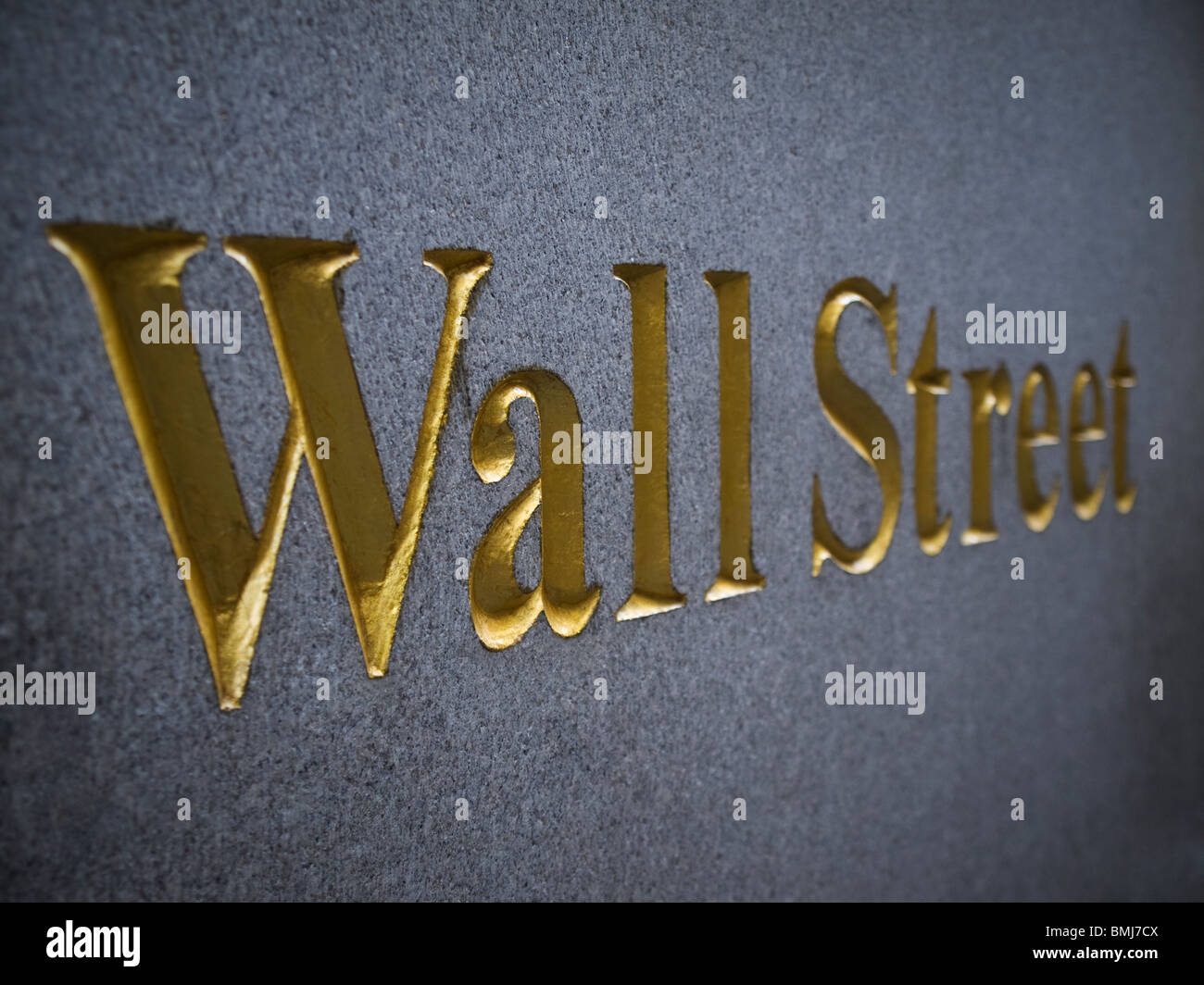 Wall Street scolpito in pietra con lettere dorate. Foto Stock