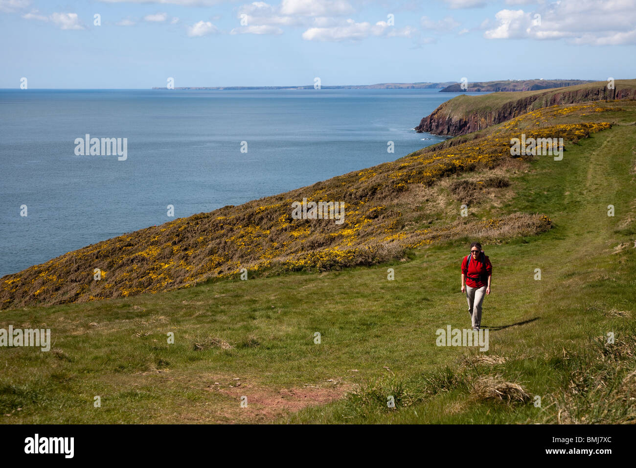La donna a piedi il sentiero costiero Caldey Island Wales UK Foto Stock