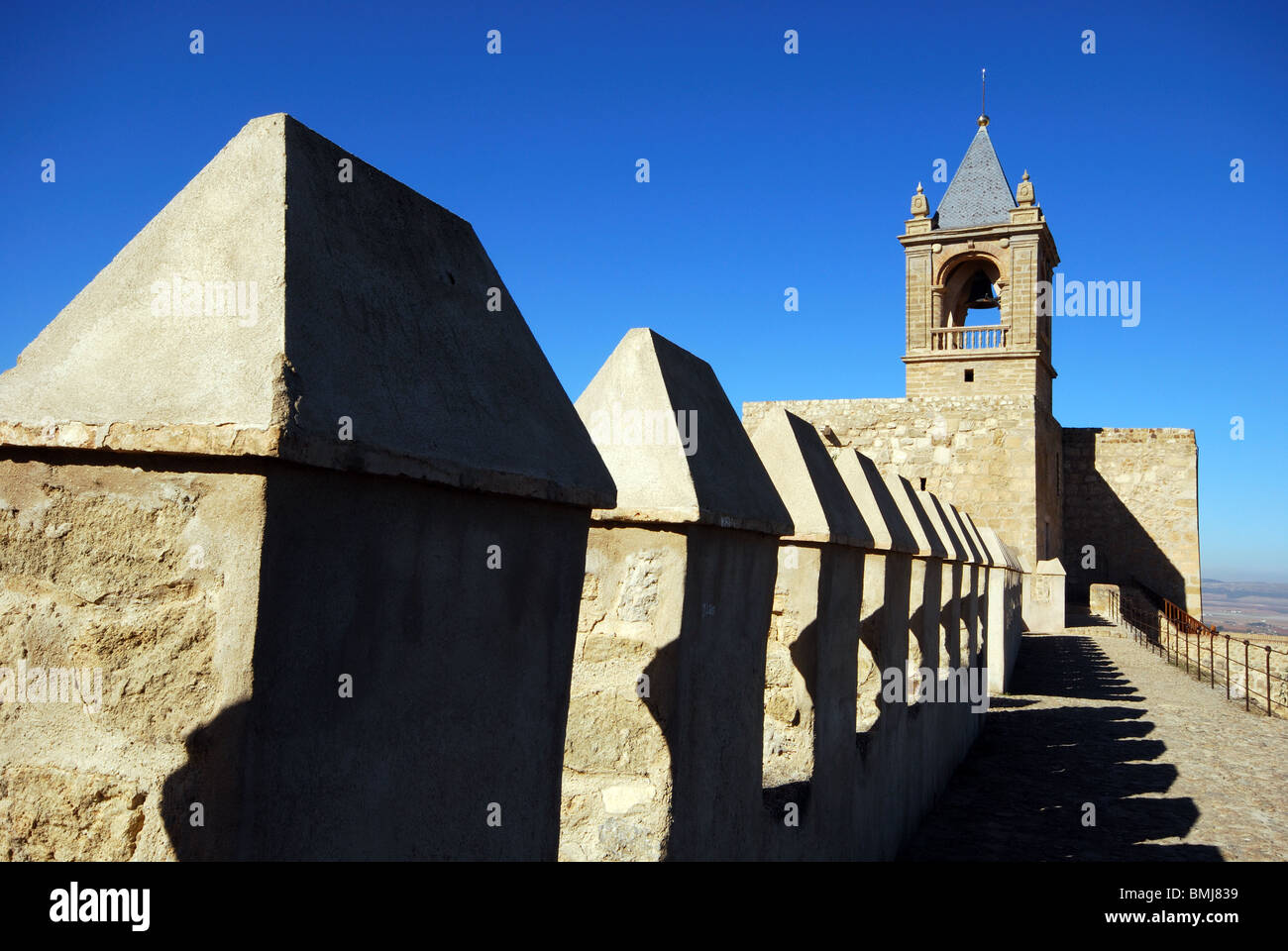 Merli del castello e il campanile a torre, Antequera, provincia di Malaga, Andalusia, Spagna, Europa occidentale. Foto Stock