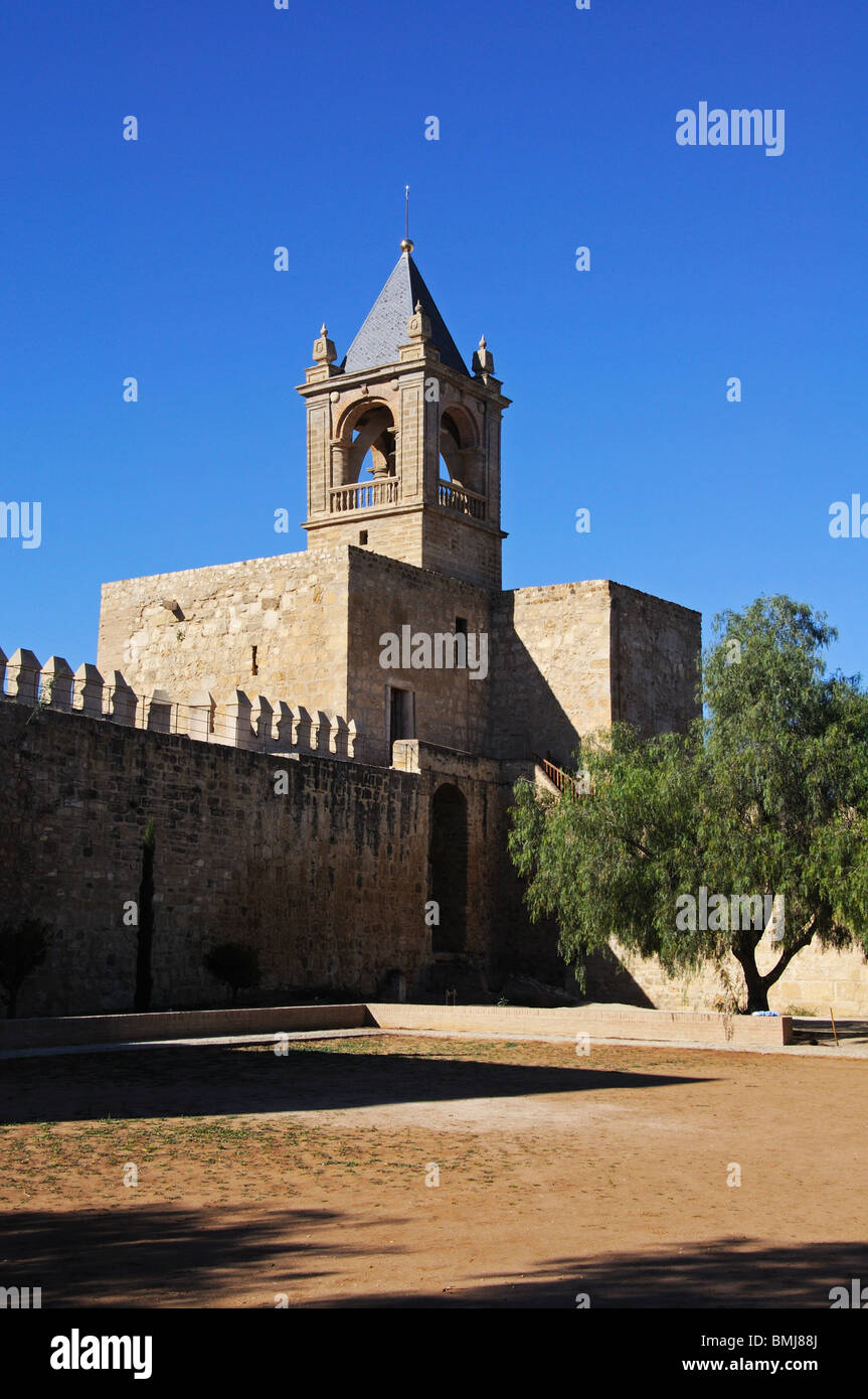 Il castello arabo merlature e torre campanaria, Antequera, provincia di Malaga, Andalusia, Spagna, Europa occidentale. Foto Stock