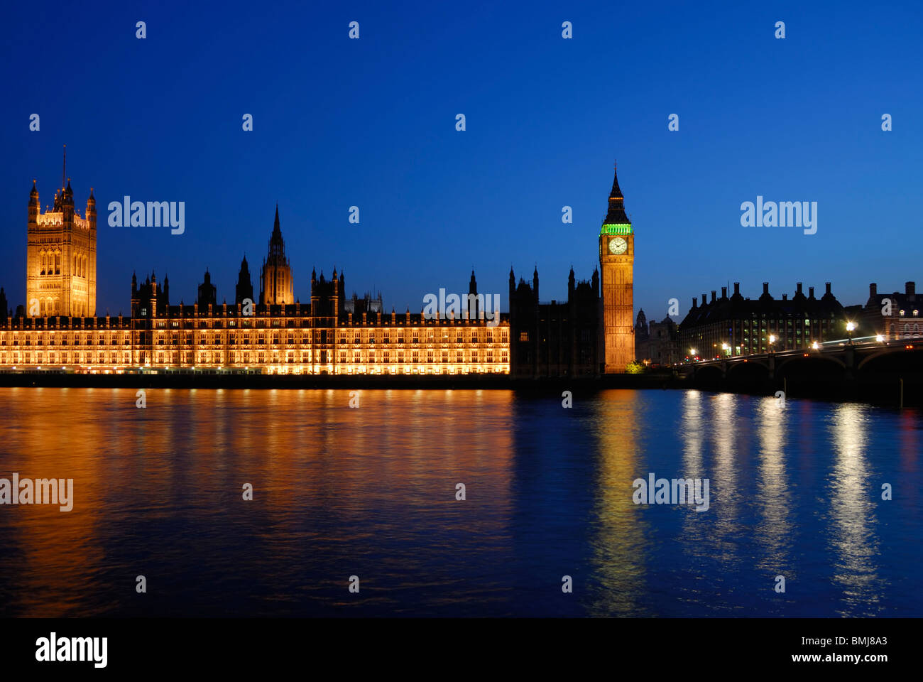 Il Palazzo di Westminster e bridge, Londra UK, illuminate al tramonto Foto Stock