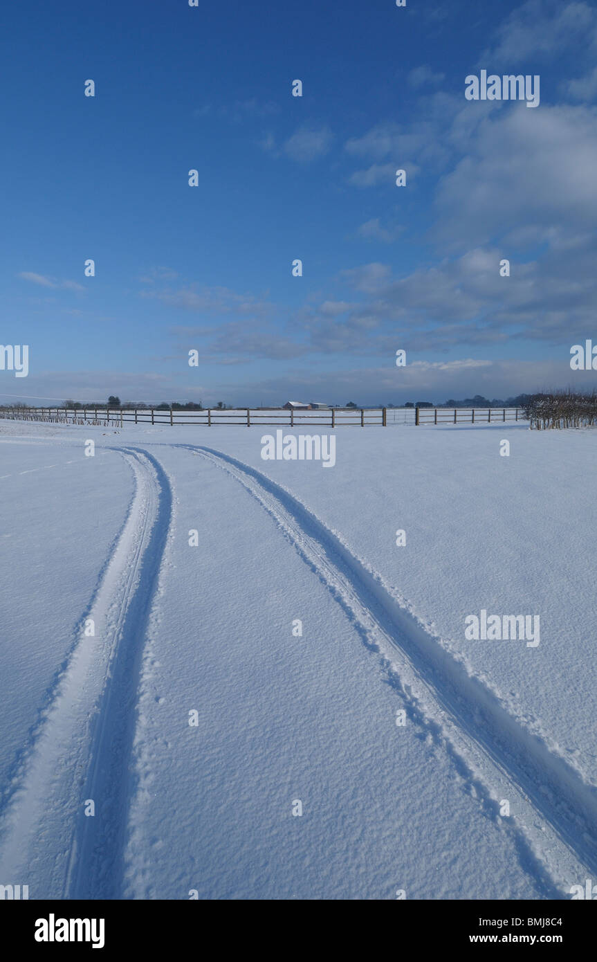 Tracce di pneumatici nella neve Foto Stock
