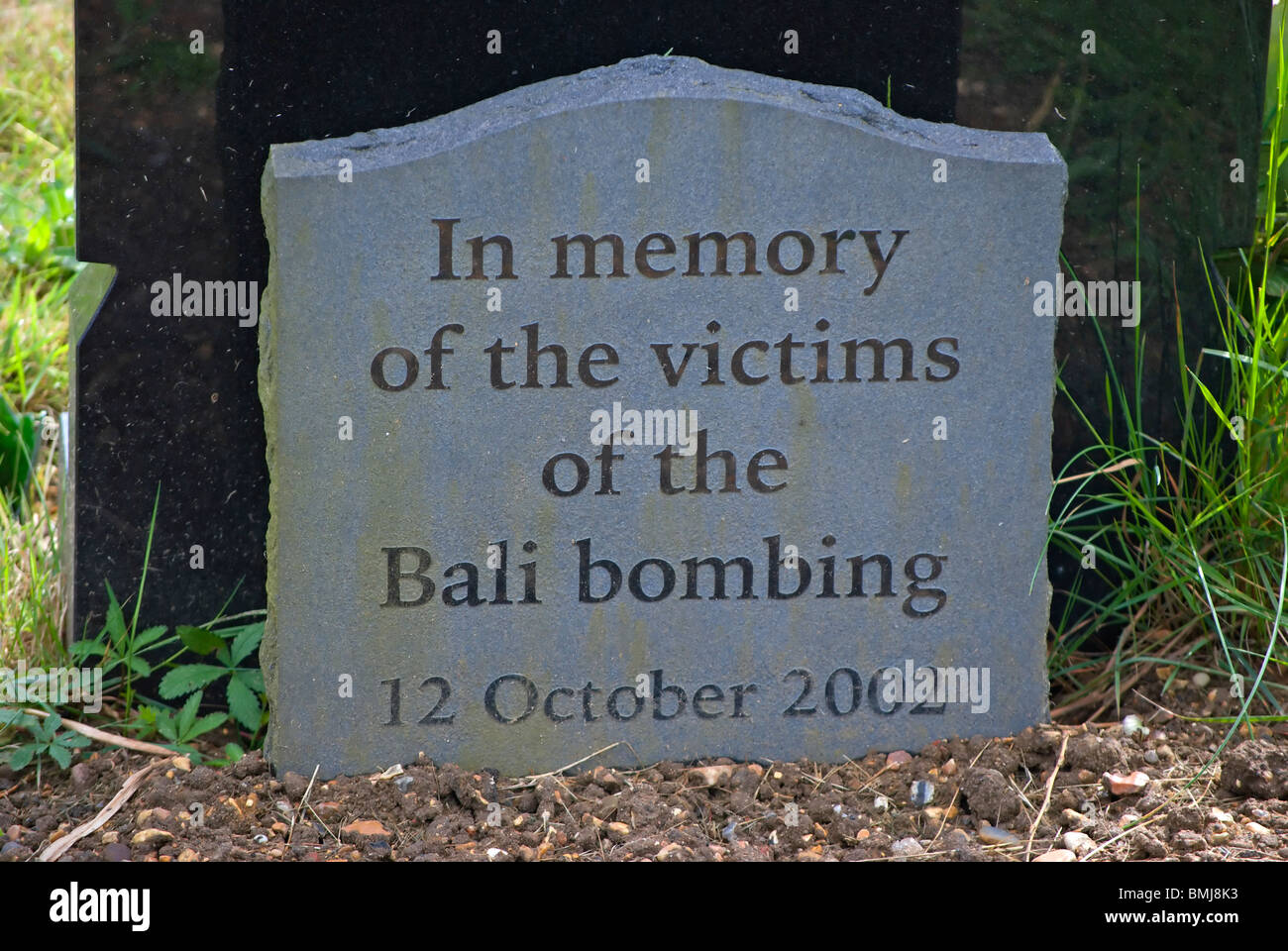 Lapide che ricorda le vittime degli attentati di Bali nel 2002 in East Sheen cimitero, Surrey, Inghilterra Foto Stock