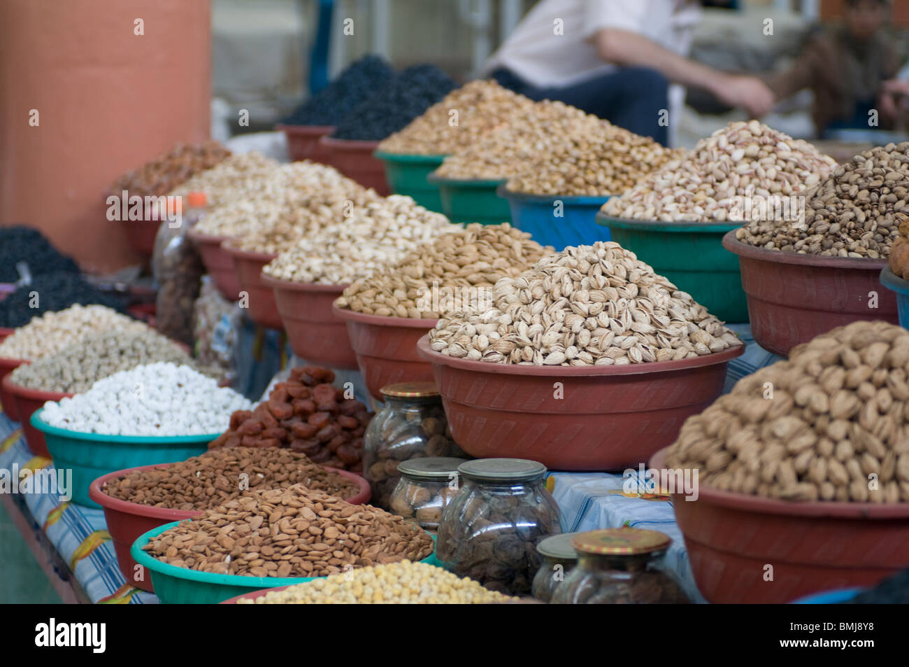 Supporto di mercato con diversi dadi, Khojand, Tagikistan Foto Stock