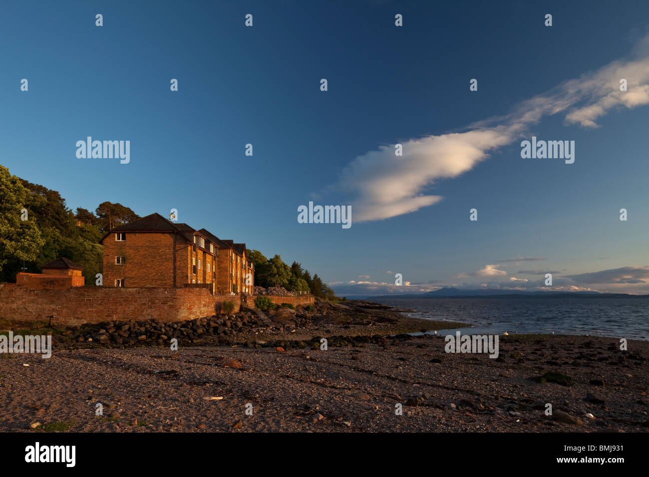 Una serata vista verso Arran sul fiume Clyde in Wemyss Bay Foto Stock