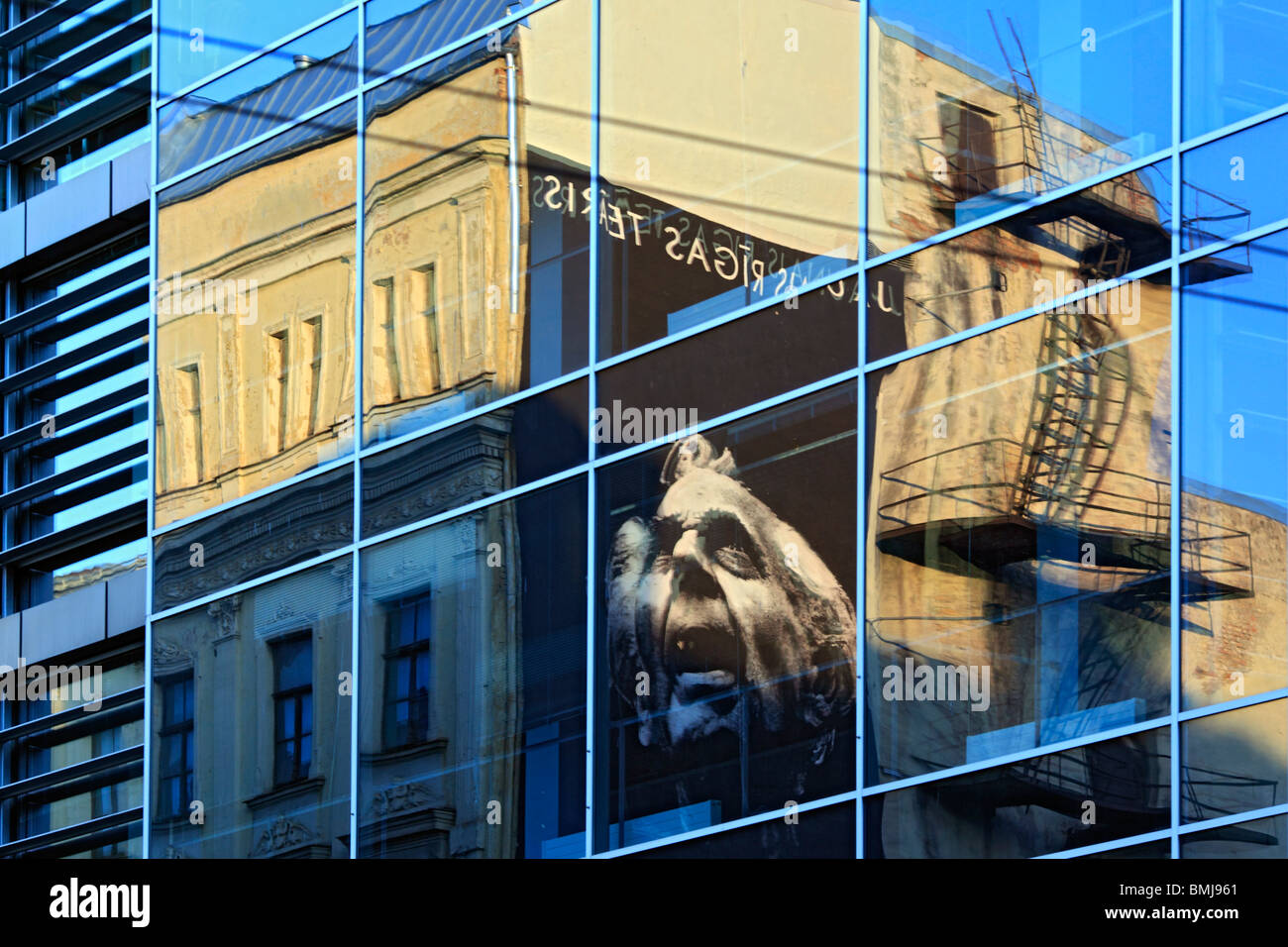 Riflessione nella finestra di vetro, Riga, Lettonia Foto Stock