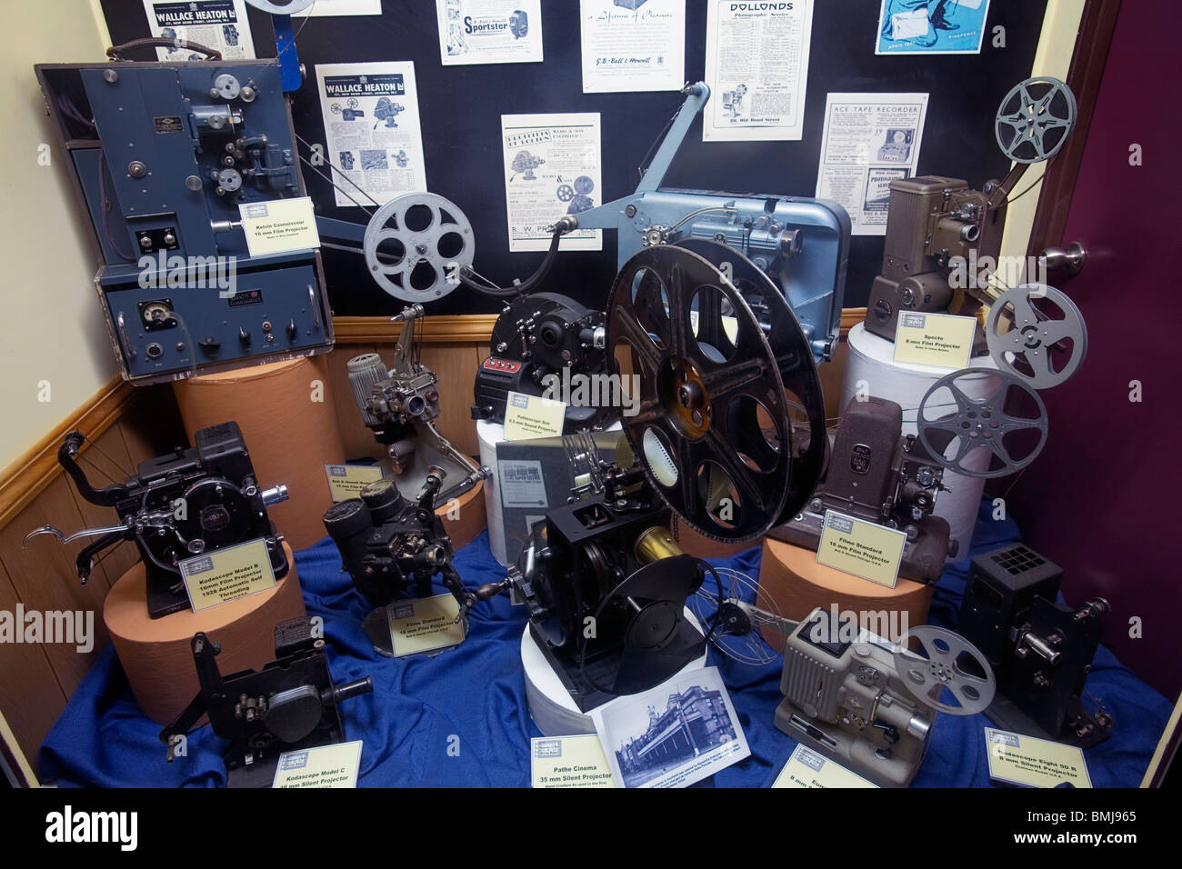 Un display full vintage di proiettori per film e memorabilia di film Foto Stock