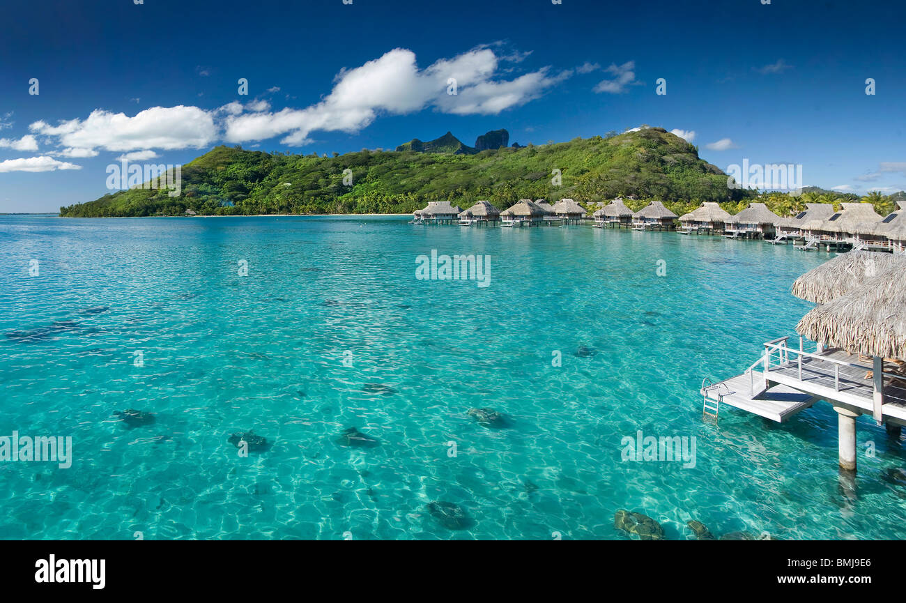 Bungalow Overwater di Hilton Bora Bora Nui Resort hotel in Isola di Bora Bora Foto Stock
