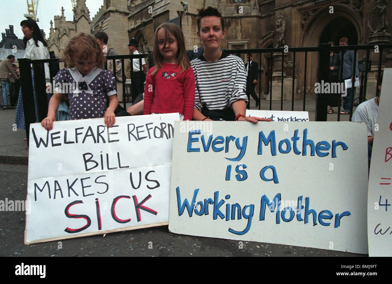 Madre con le figlie che protestavano contro la prestazione sociale riforme Westminster Inghilterra Foto Stock