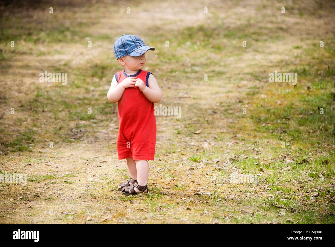 Bambino in piedi su un percorso Foto Stock