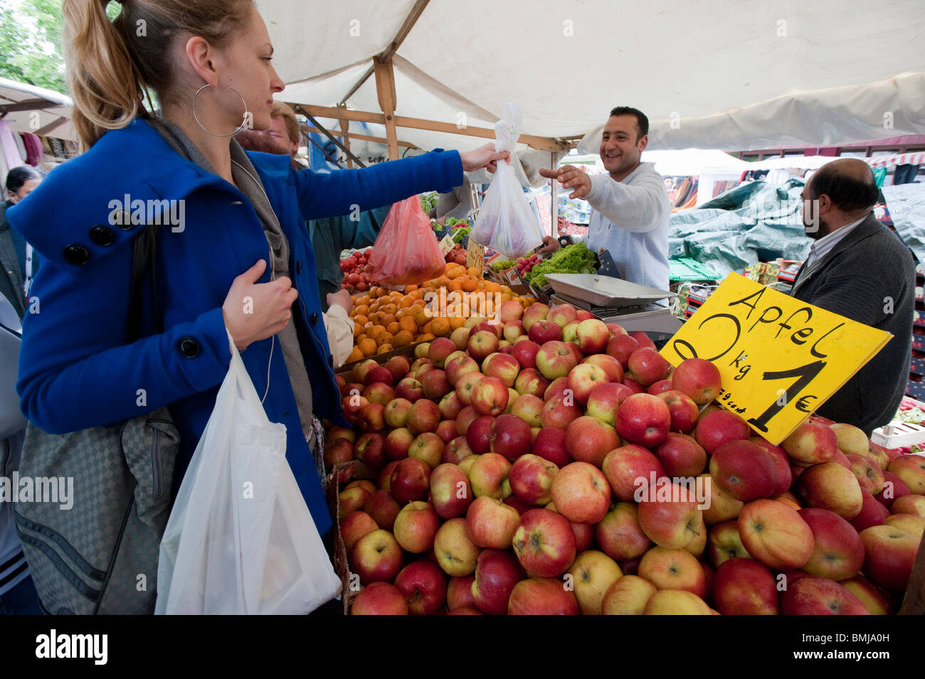 La frutta e la verdura in stallo al mercato turco sulla Maybachufer nel quartiere Kreuzberg di Berlino Germania Foto Stock