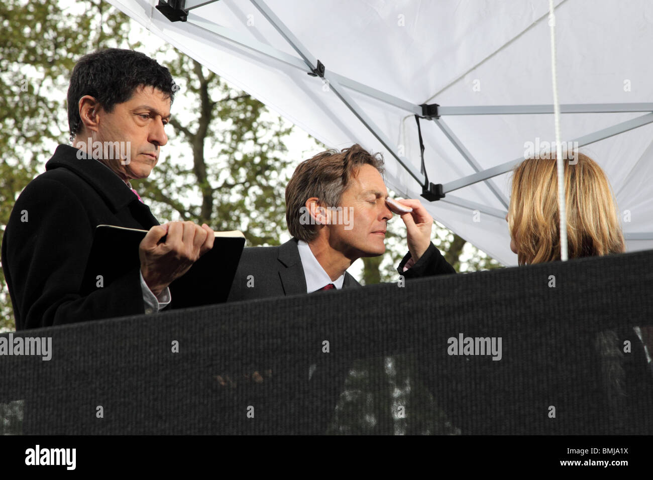 La manodopera MP Ben Bradshaw dando TV intervista alla BBC news durante il 2010 elezione. Foto Stock