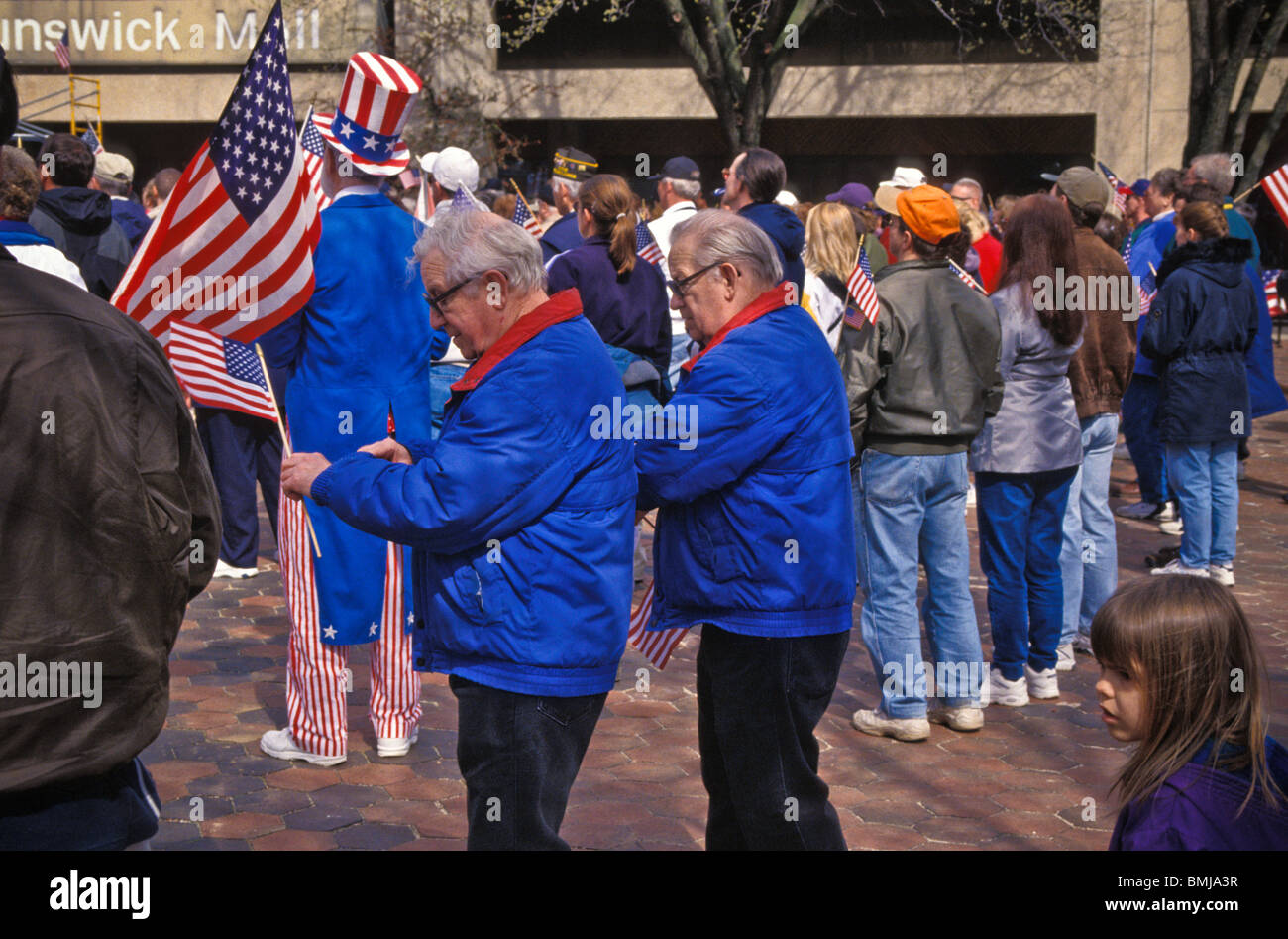 Piccola città patriottica celebrazioni parata americana bandiera americana orgoglio folla di spettatori lo zio Sam Foto Stock