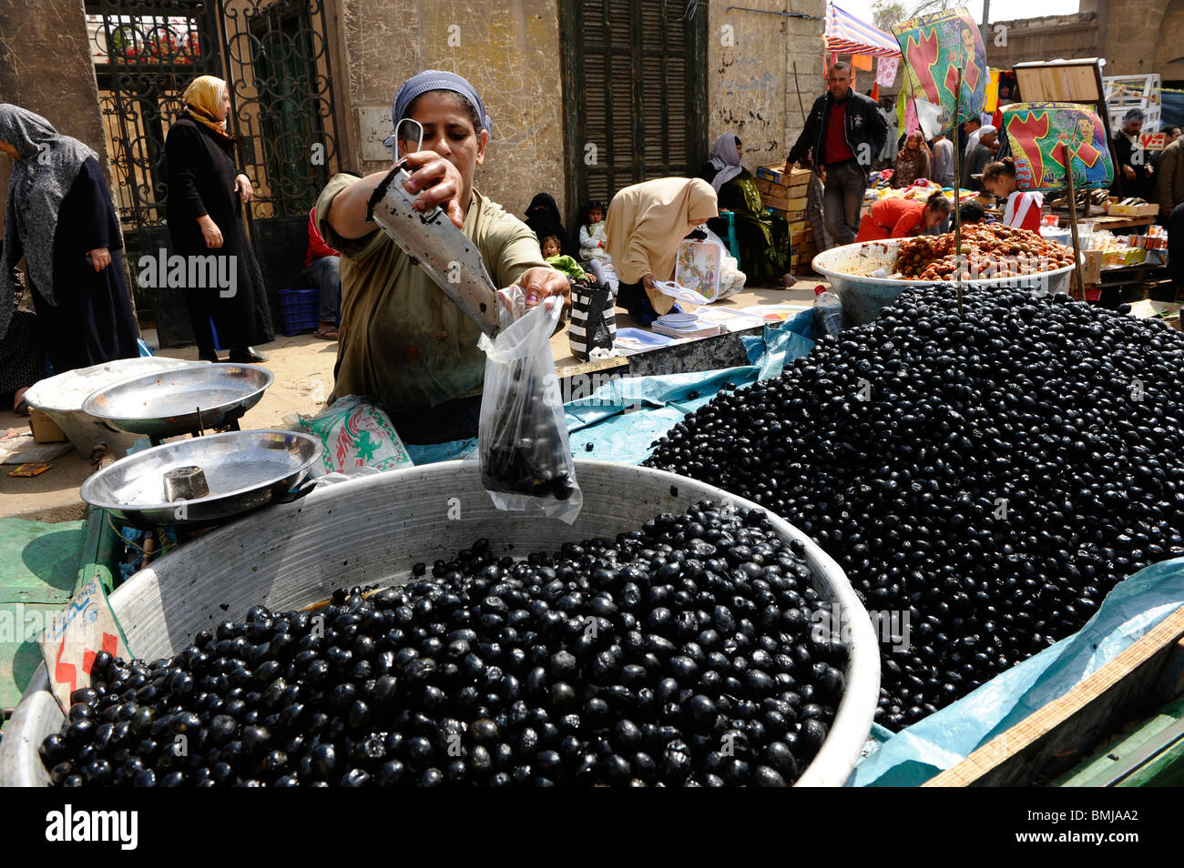 Lady egiziana la vendita di olive , souk di Goma (mercato del venerdì), cimiteri meridionale, Khalifa district ,il Cairo, Egitto Foto Stock