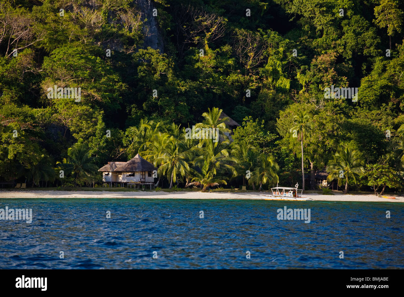 Una spiaggia e la casa di pescatori su una piccola isola vicino a BUSUANGA ISLAND nel gruppo di CALAMIAN - FILIPPINE Foto Stock