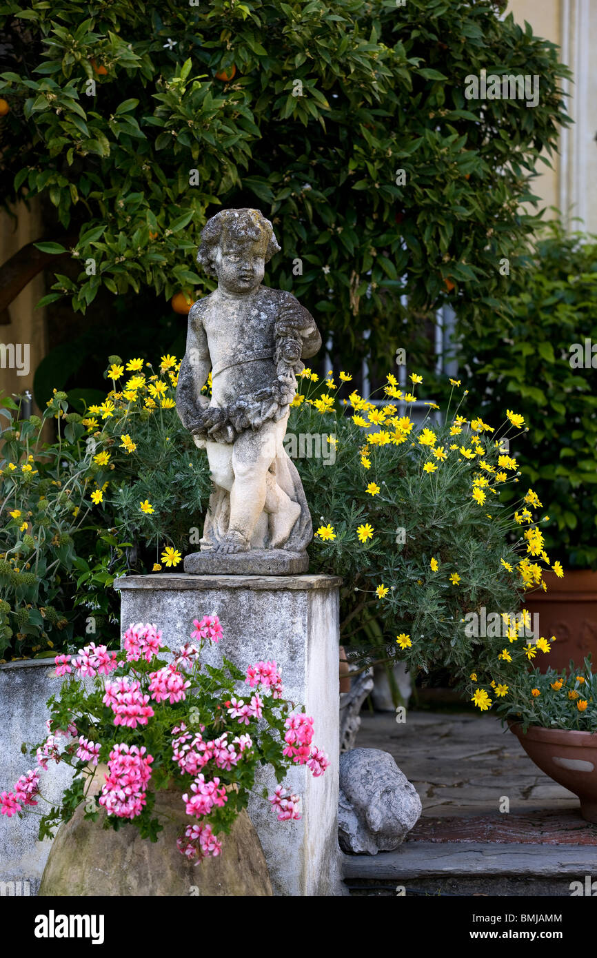 L'Italia, Liguria, giardino italiano la statua di un bambino Foto Stock