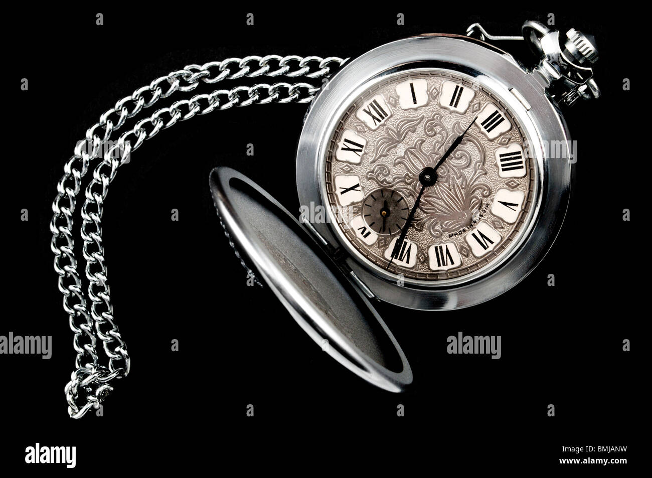 Il vecchio orologio da tasca con catena isolata su sfondo nero Foto Stock