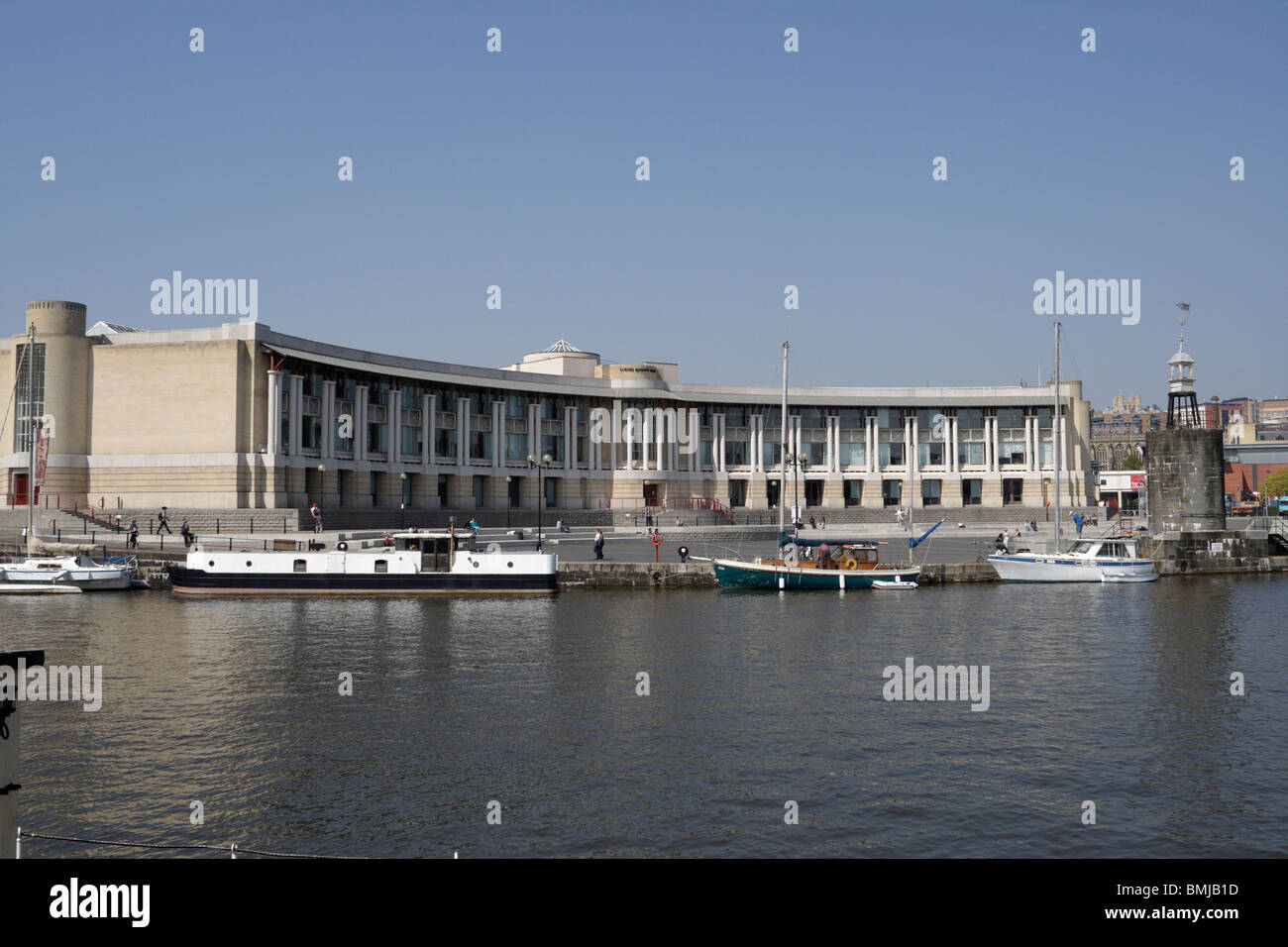 Vista sul porto galleggiante di Bristol, Inghilterra, sul molo e sul lungomare del fiume Avon Foto Stock