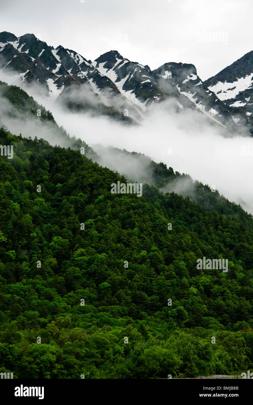 Il punto di vista della gamma Hotaka da Kamikochi dietro in estate il cloud. Foto Stock