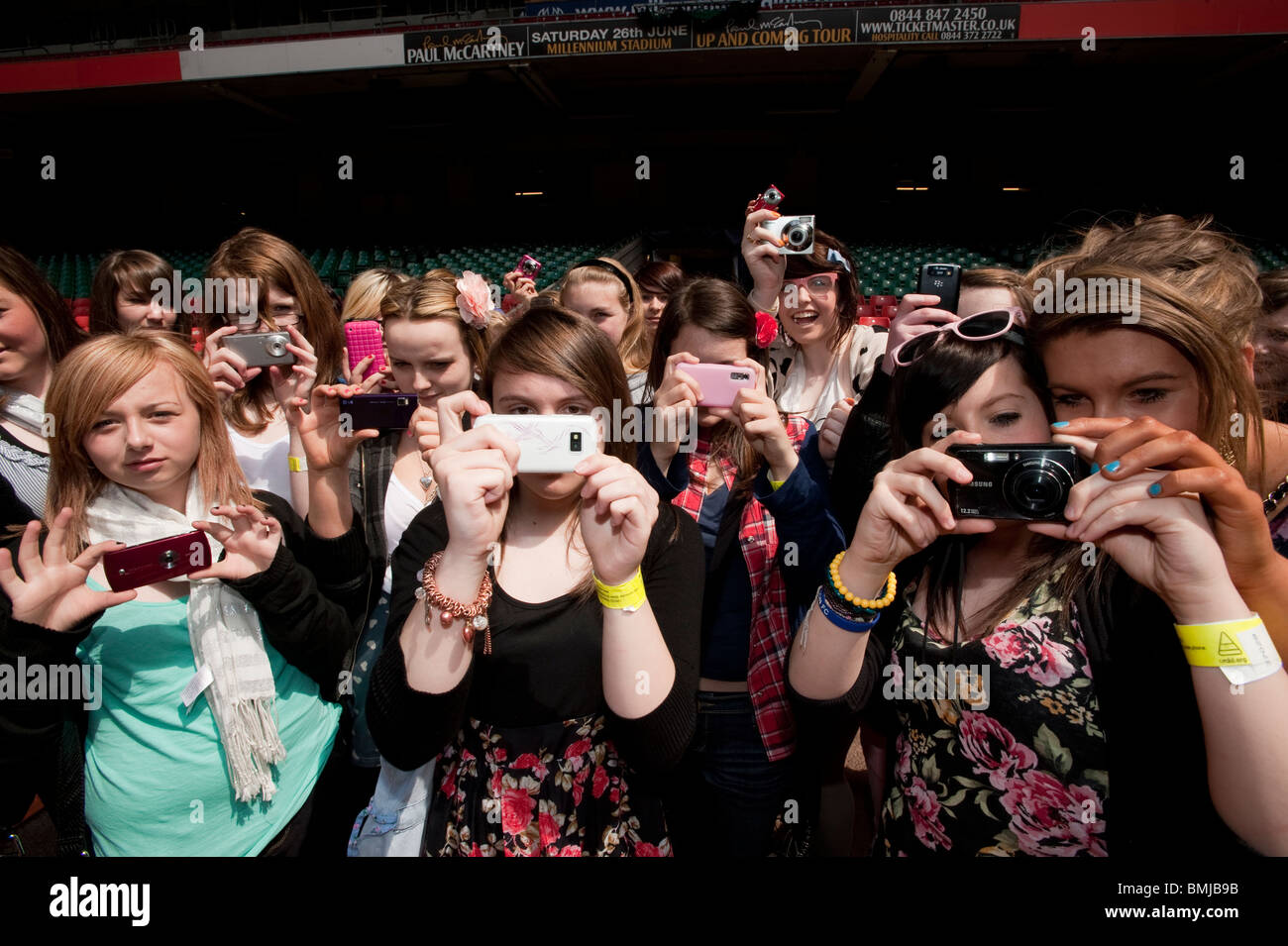 Un gruppo di ragazze adolescenti per scattare delle foto sui loro telefoni visitando il Millennium Stadium di Cardiff, la capitale del Galles, Regno Unito Foto Stock