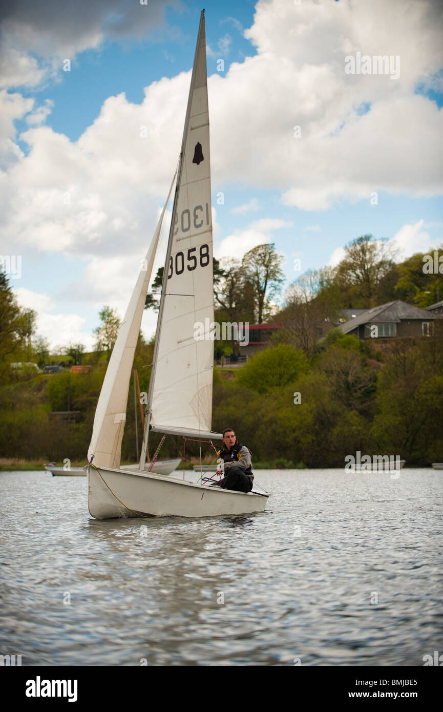 Barca a vela un piccolo gommone a Urdd legato all'esterno dei centri di attività, Glanllyn, Bala Lake, Gwynedd North Wales UK Foto Stock