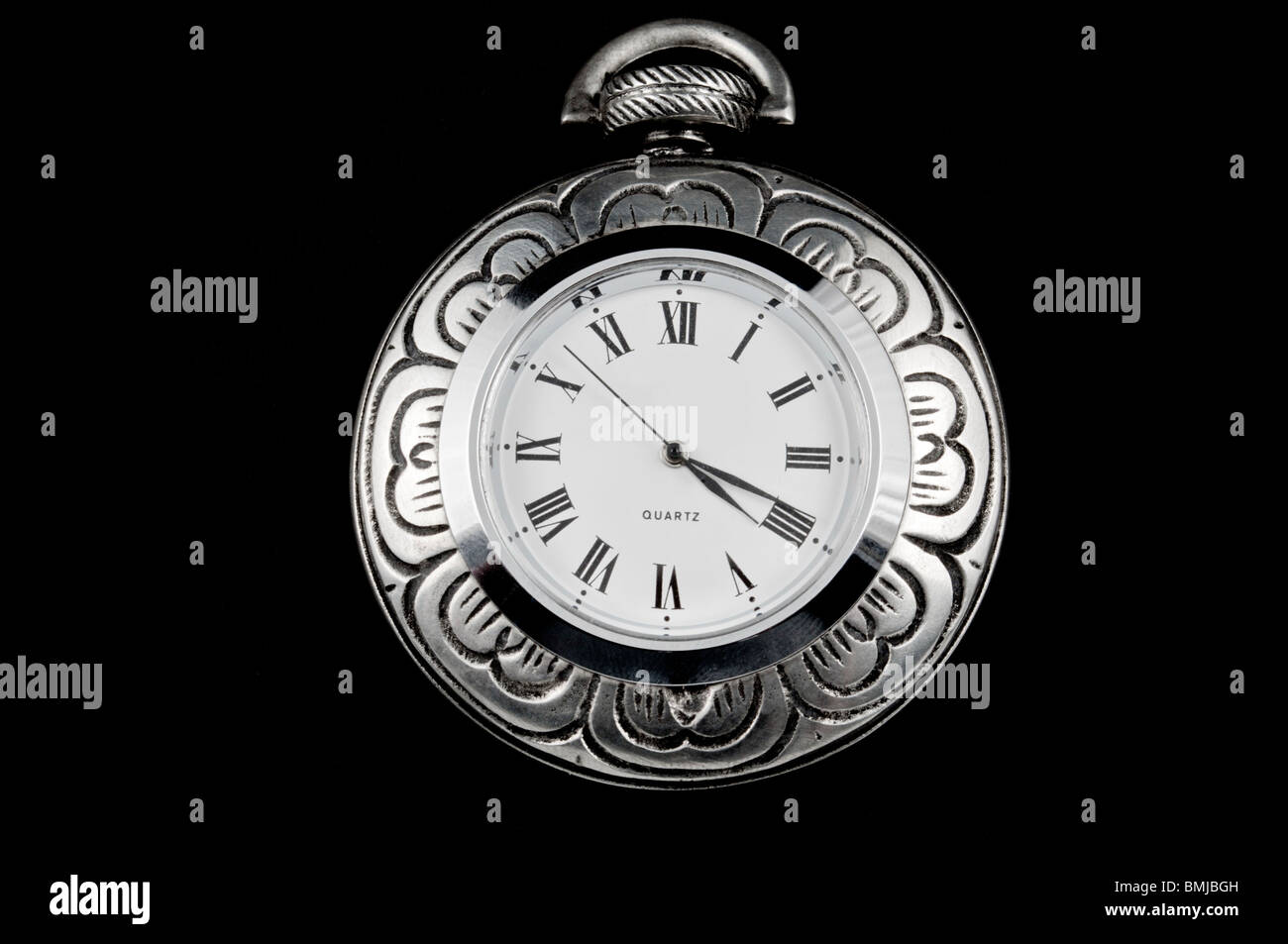 Elegante fiore in acciaio intagliato pocket watch isolato su nero Foto Stock
