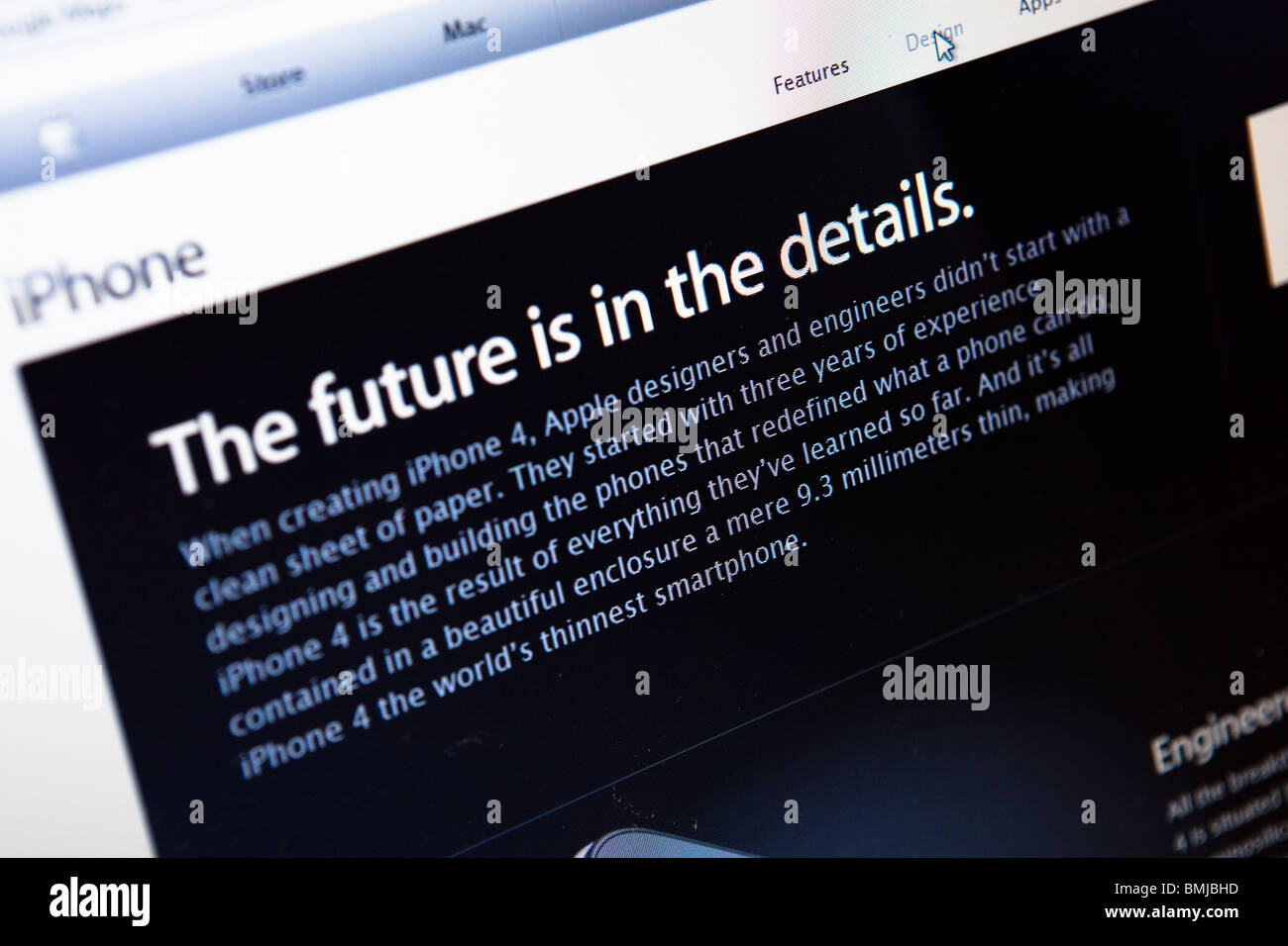 Close up di un monitor di computer / lo schermo che mostra l'Apple iPhone sito web Foto Stock