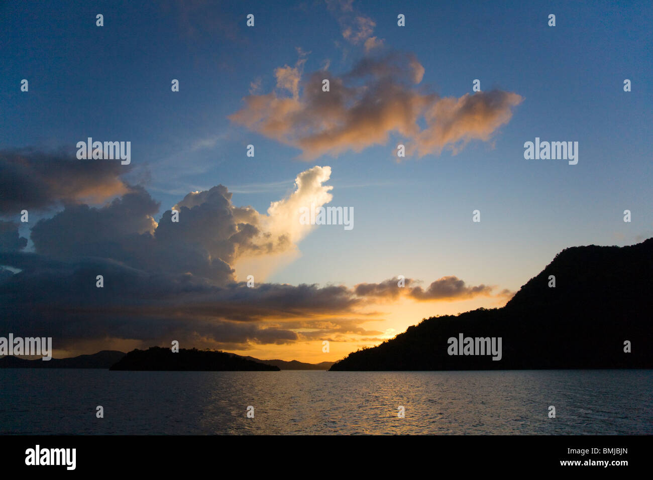 Sunset over BUSUANGA ISLAND nel gruppo di CALAMIAN - FILIPPINE Foto Stock