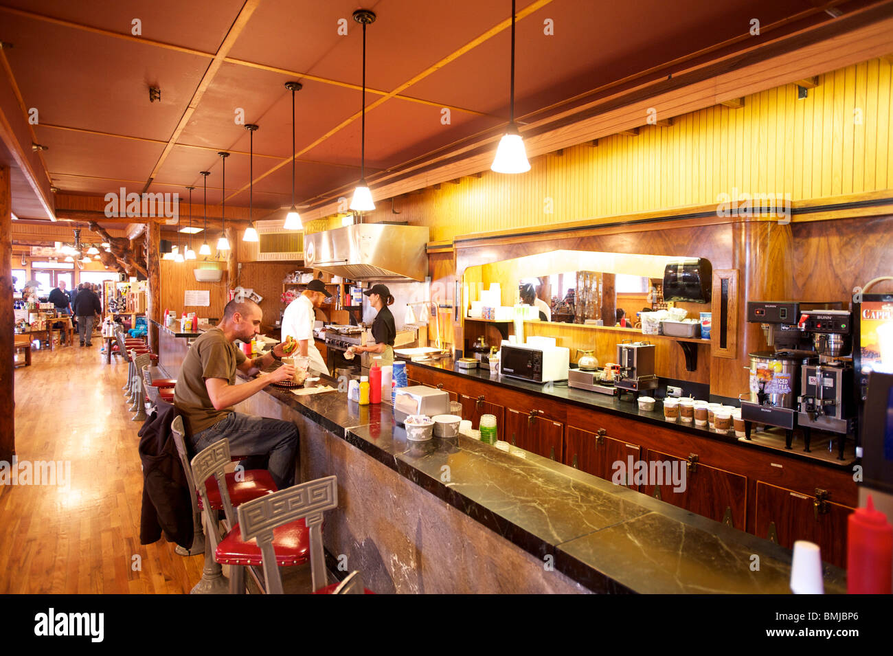 50's era contatore pranzo nel ristorante presso il vecchio fedeli Lodge, il Parco Nazionale di Yellowstone. Il Wyoming, STATI UNITI D'AMERICA Foto Stock