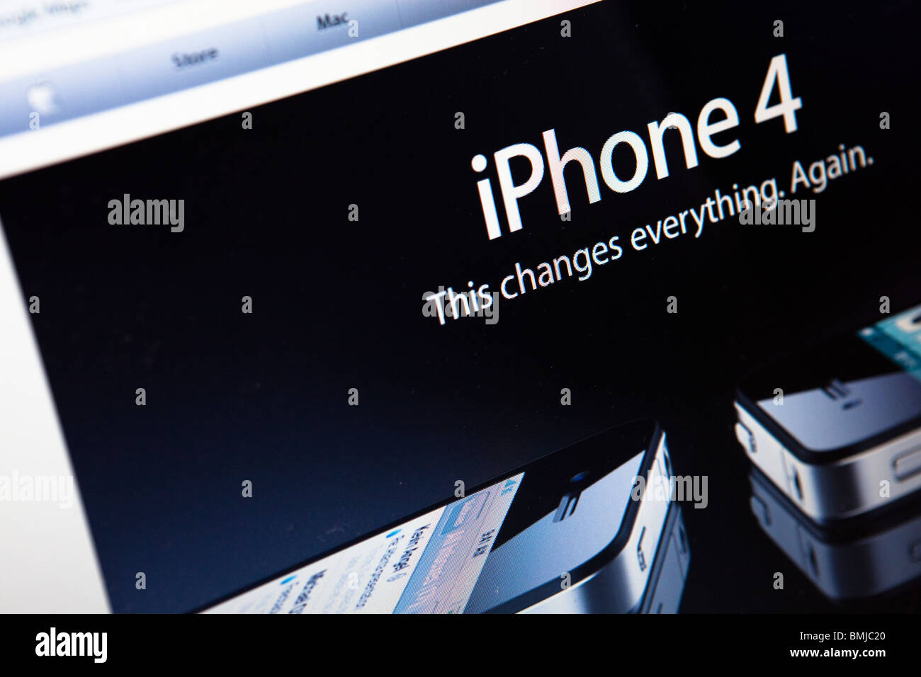Close up di un monitor di computer / lo schermo che mostra l'Apple iPhone sito web Foto Stock