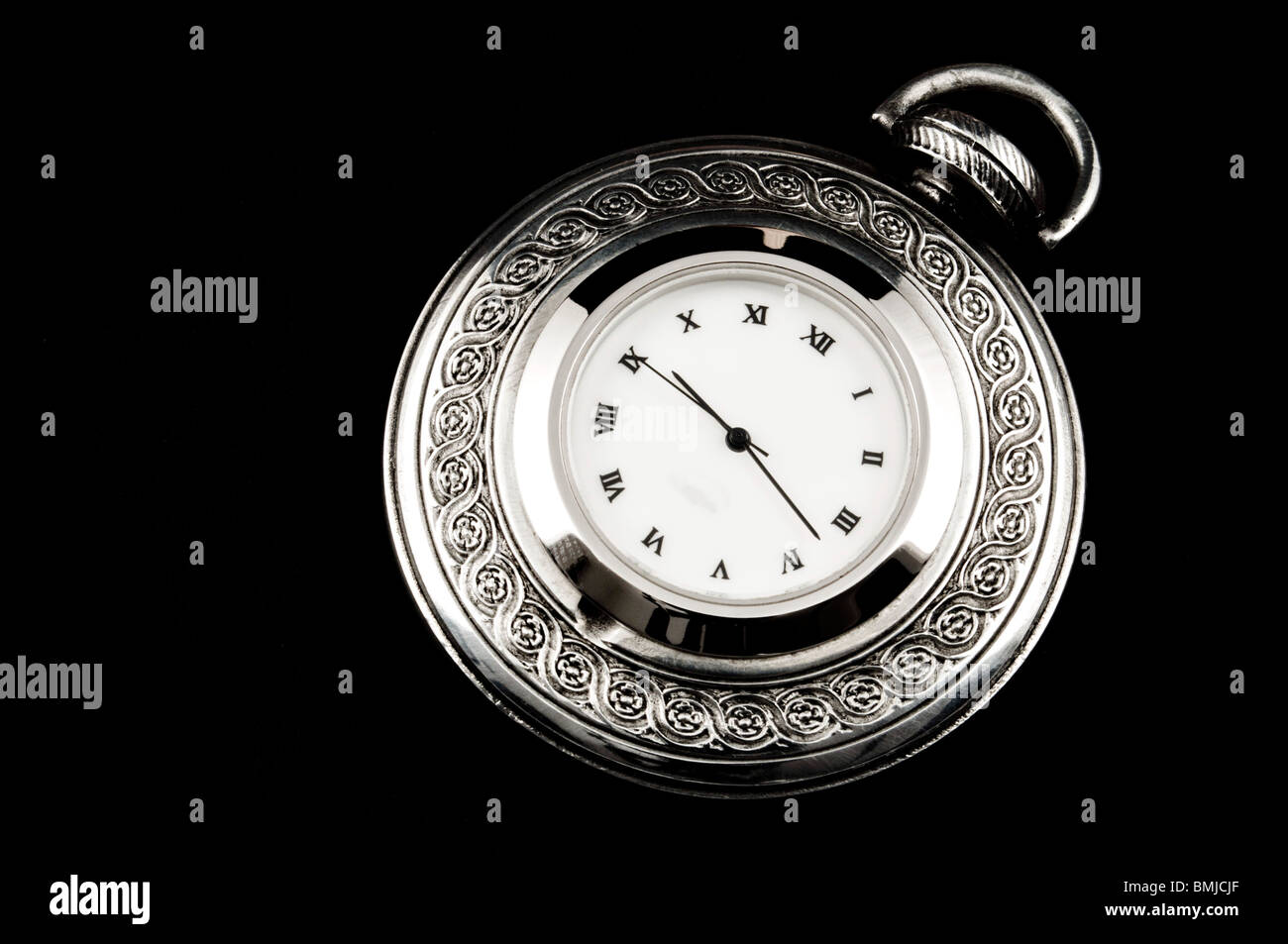 Elegante acciaio intagliato orologio da tasca, isolato su nero Foto Stock