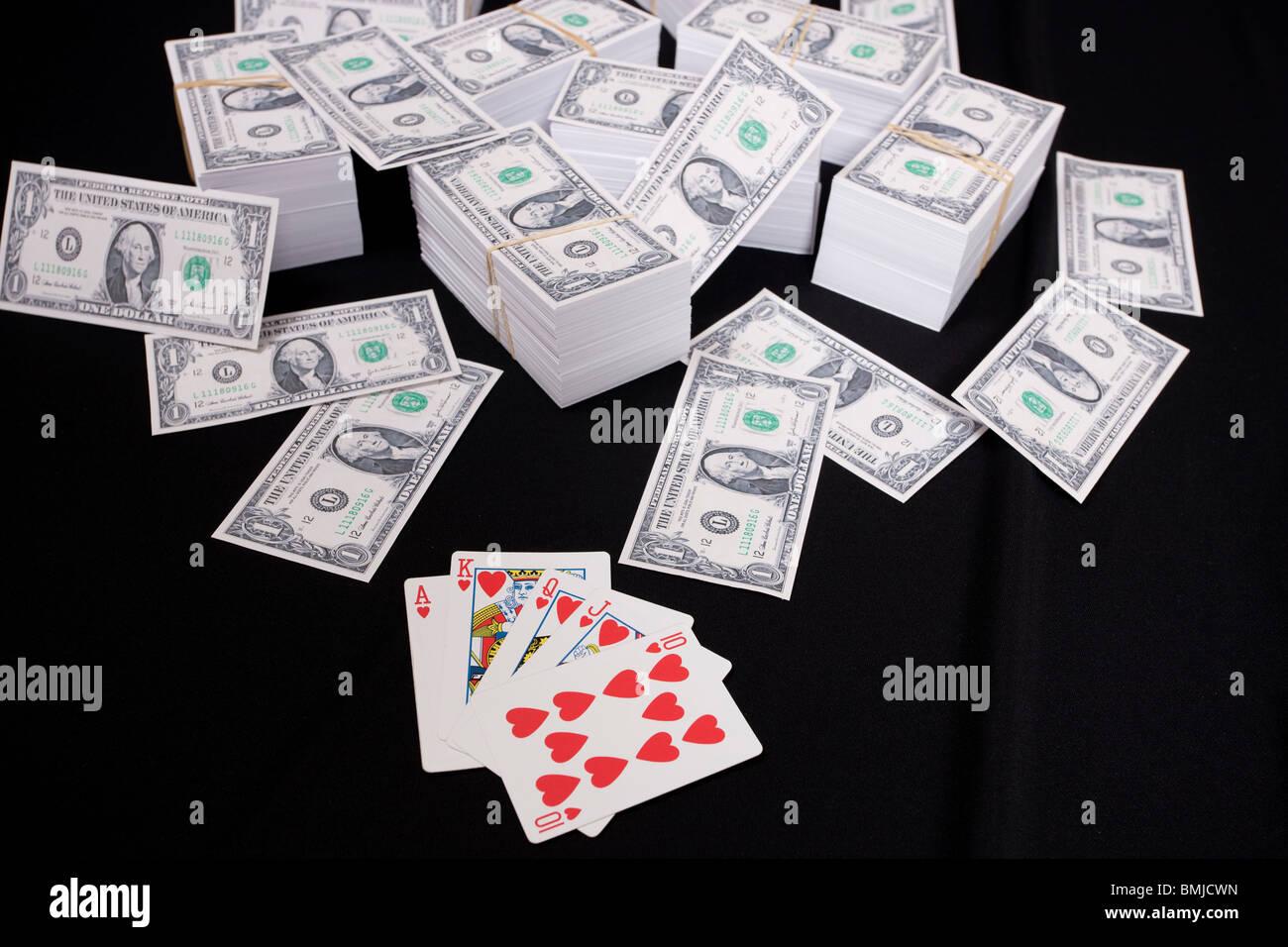 Pile di denaro e carte Foto Stock