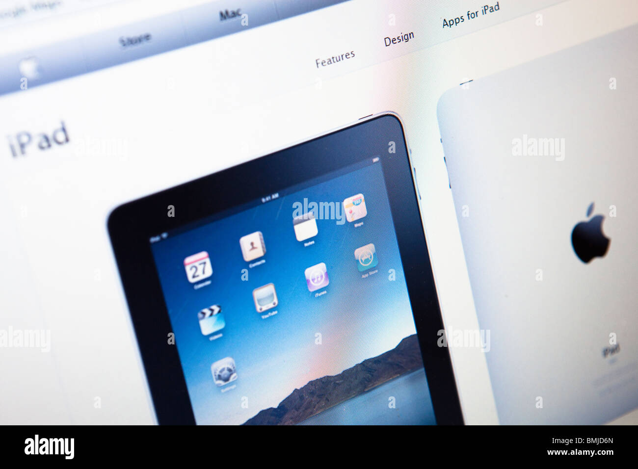 Close up di un monitor di computer / lo schermo che mostra l'iPad Apple sito web Foto Stock