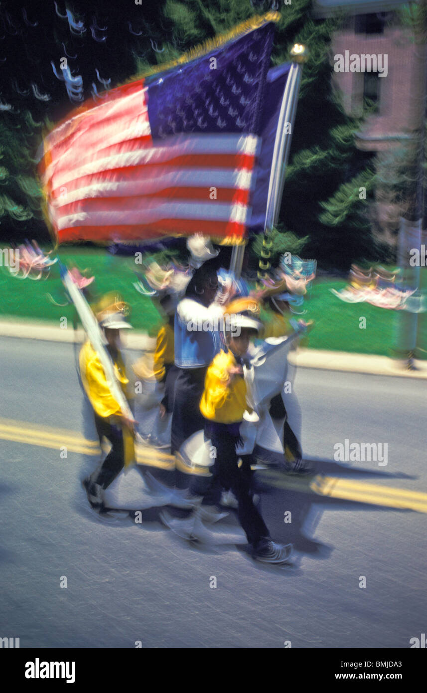 Piccola città patriottica celebrazioni parata americana bandiera americana orgoglio folla di spettatori Foto Stock