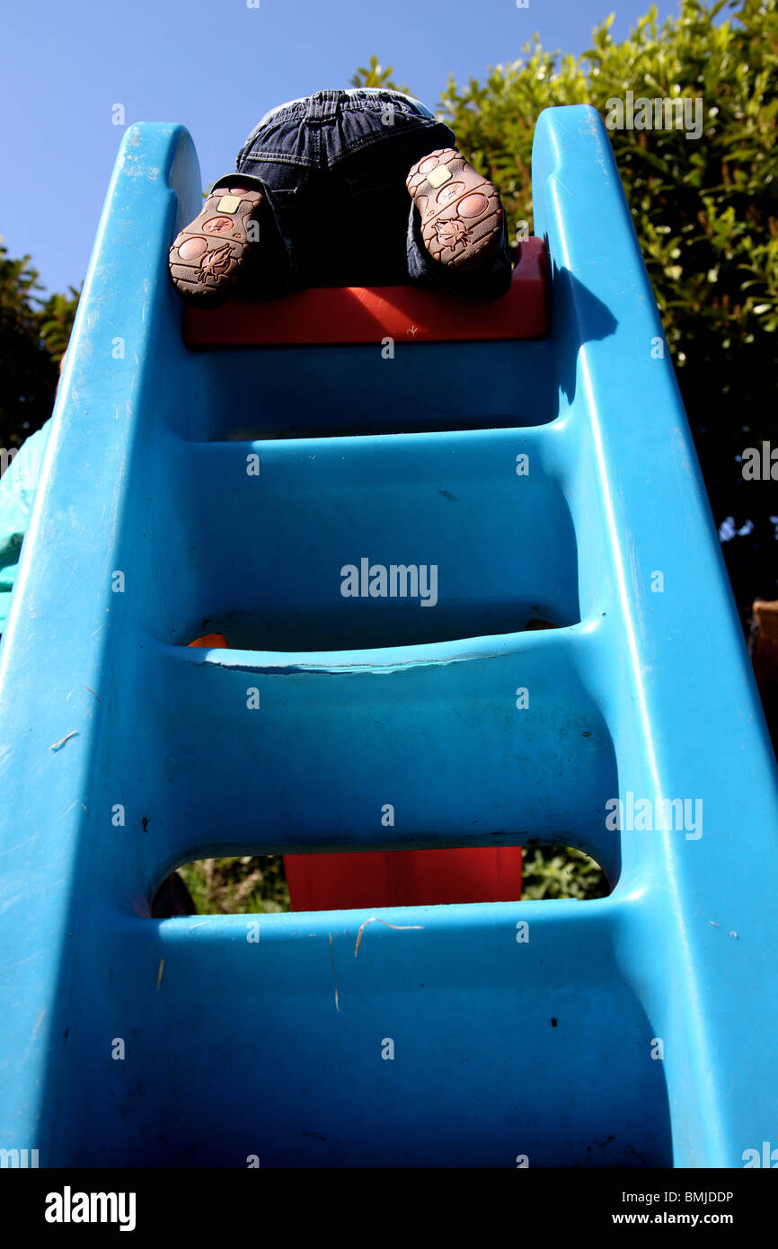 Bambino gioca su una diapositiva Foto Stock
