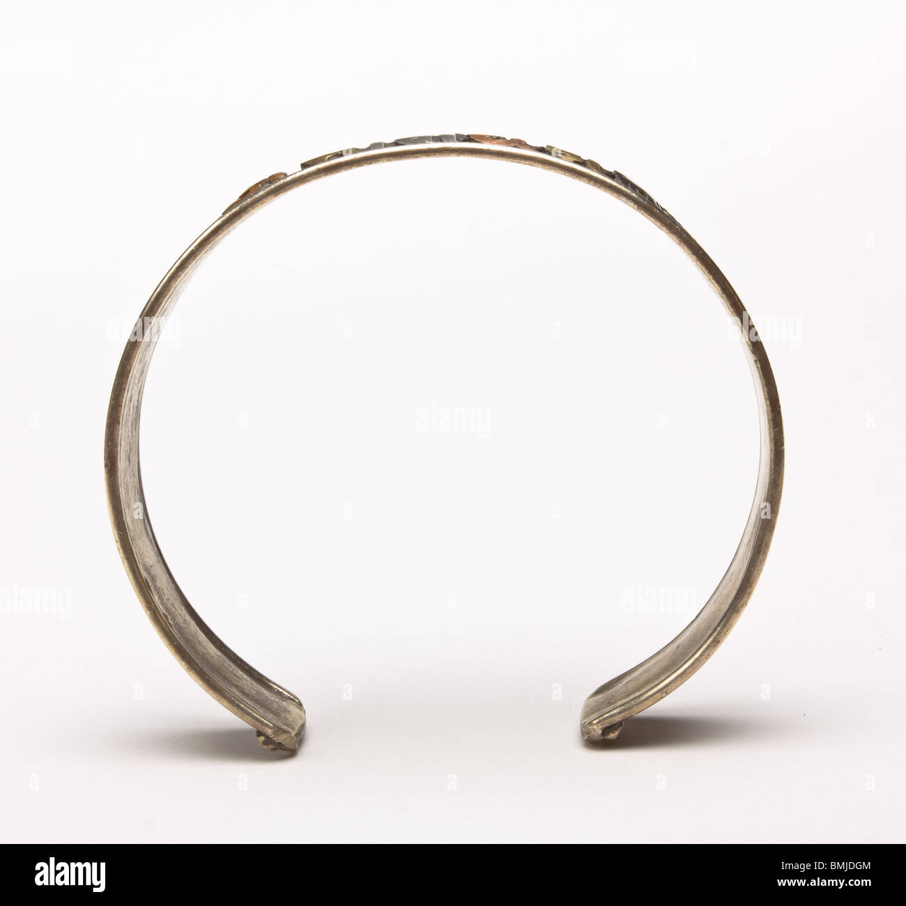 3 in metallo colorato coppia bangle dal Nepal con mantra motivo da basso prospettica isolata contro uno sfondo bianco. Foto Stock