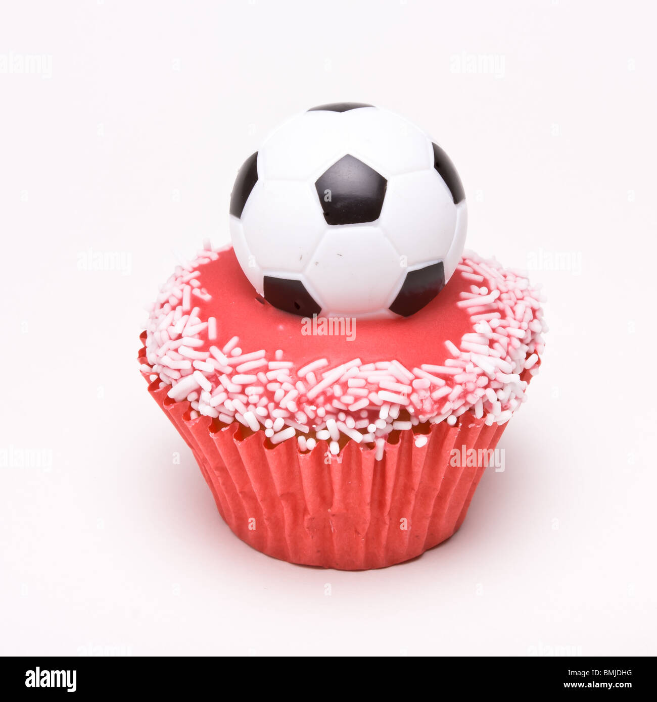Soccer Cup Cake nei colori dell'Inghilterra di colore rosso e bianco per i tifosi di calcio. Foto Stock