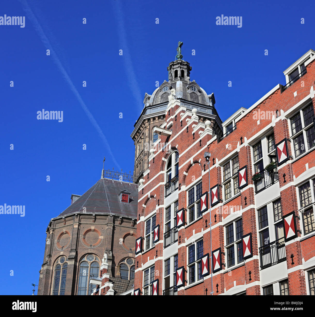 Sint Nicolaaskerk chiesa e tradizionale rosso olandese wharf house, Amsterdam, Paesi Bassi Foto Stock
