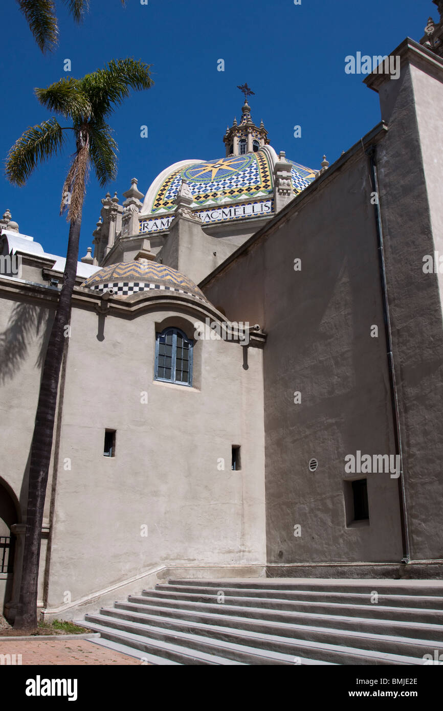 Vista laterale del Museo dell'uomo con scale e piastrellate cupola in Balboa Park di San Diego Foto Stock