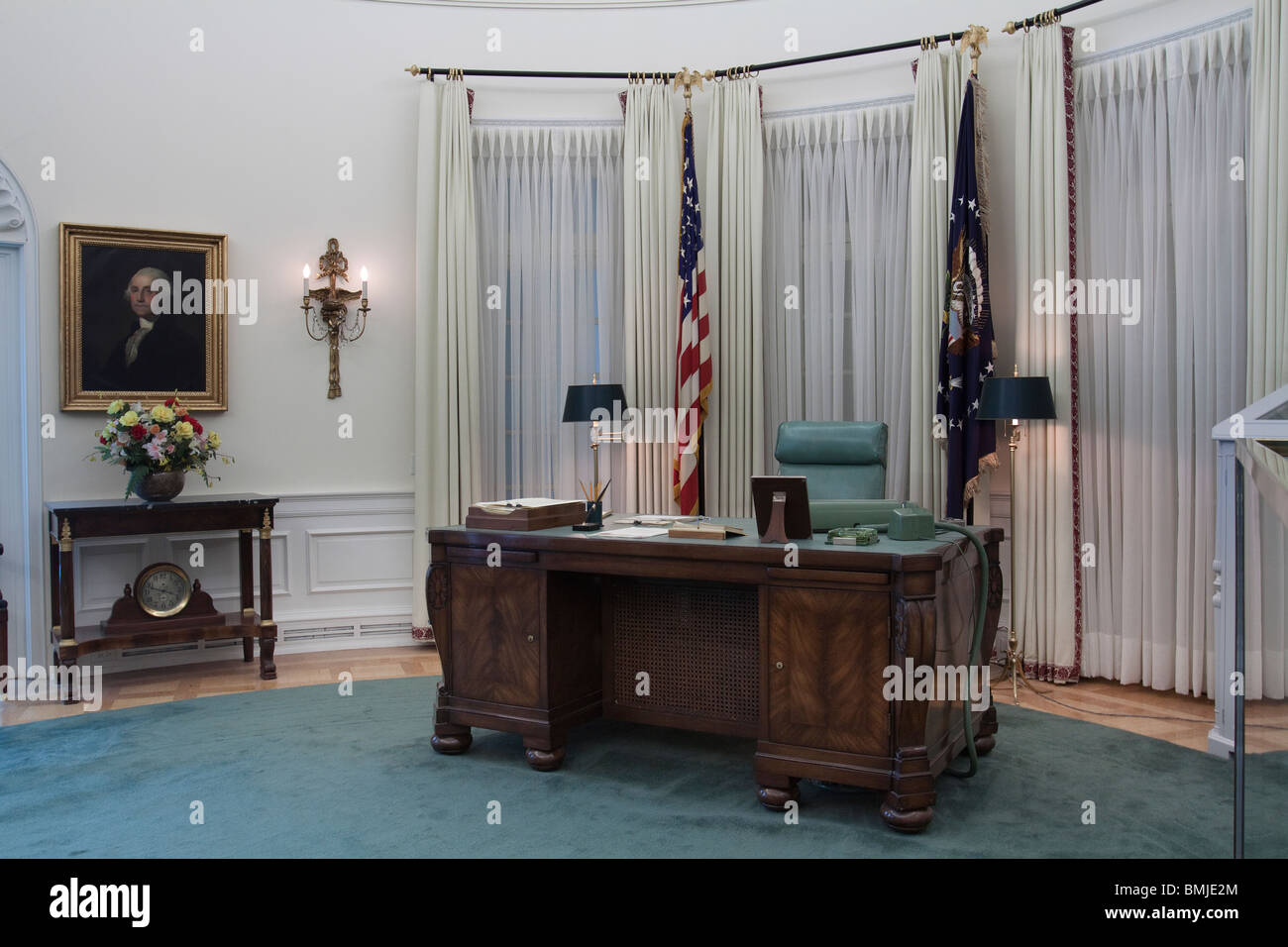 Replica di forma ovale scrivania in ufficio durante la LBJ il termine presso Lyndon B Johnson Library and Museum Foto Stock