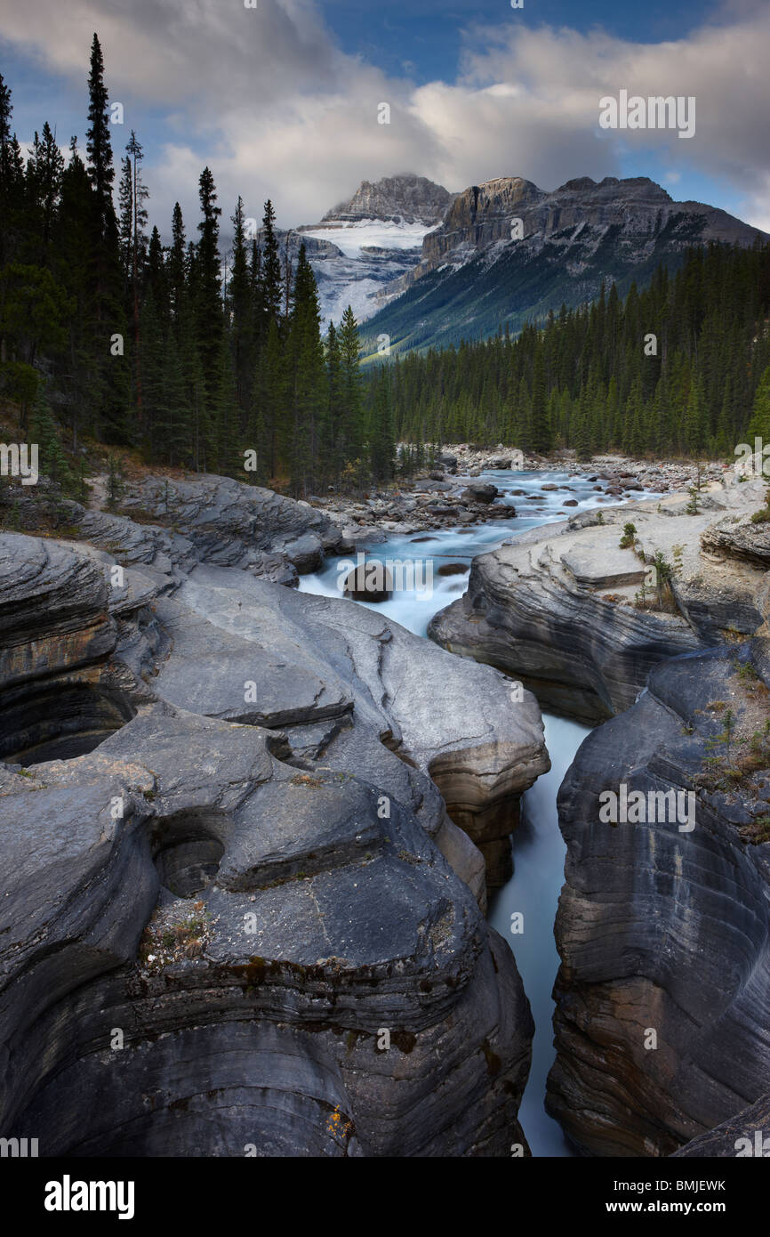 Mistaya Canyon all'alba, nr Saskatchewan attraversando il Parco Nazionale di Banff, Alberta, Canada Foto Stock