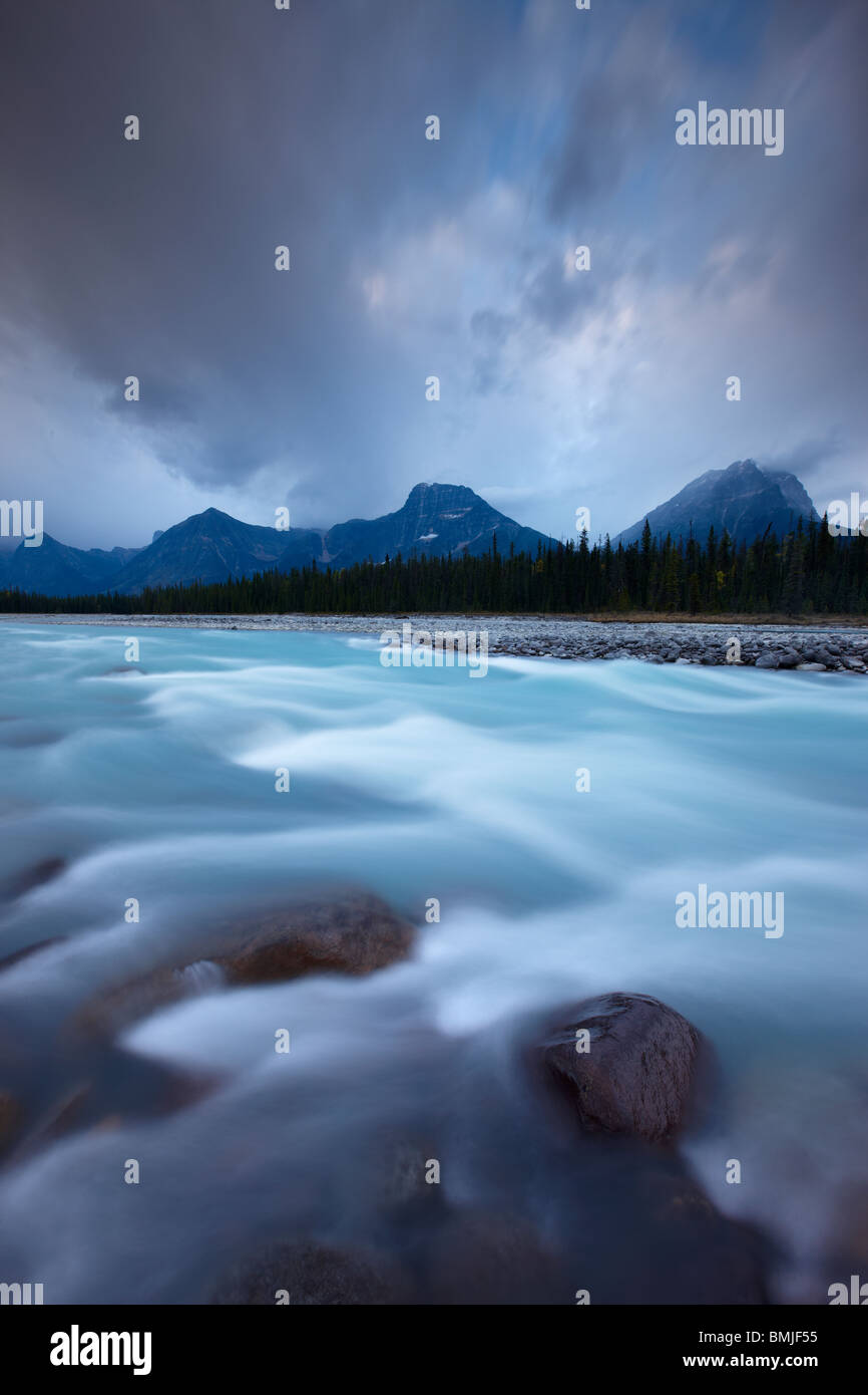 Il Fiume Athabasca con picco di drago e il Winston Churchill gamma all'alba, il Parco Nazionale di Jasper, Alberta, Canada Foto Stock