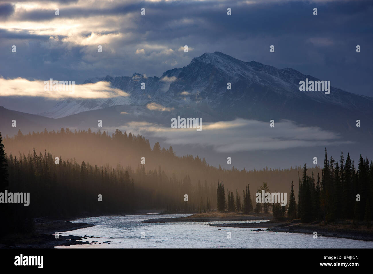 Il Fiume Athabasca e il Monte Hardisty all'alba, il Parco Nazionale di Jasper, Alberta, Canada Foto Stock