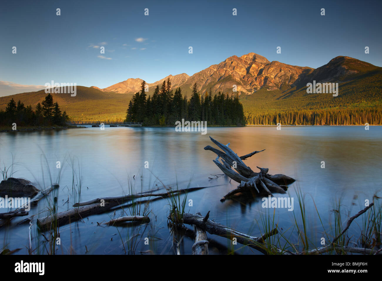 Piramide lago e montagna all'alba, il Parco Nazionale di Jasper, Alberta, Canada Foto Stock