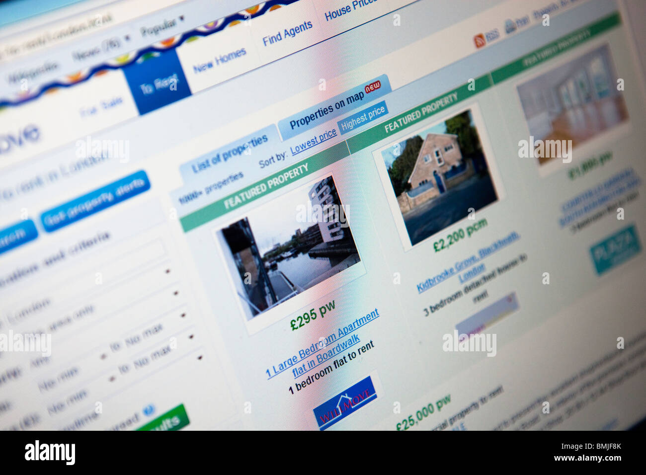 Close up di un monitor di computer / schermata che mostra le proprietà di Rightmove website Foto Stock
