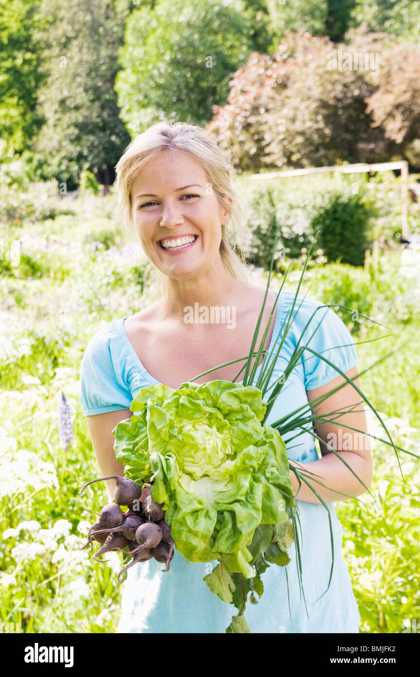 Donna che mantiene le verdure Foto Stock
